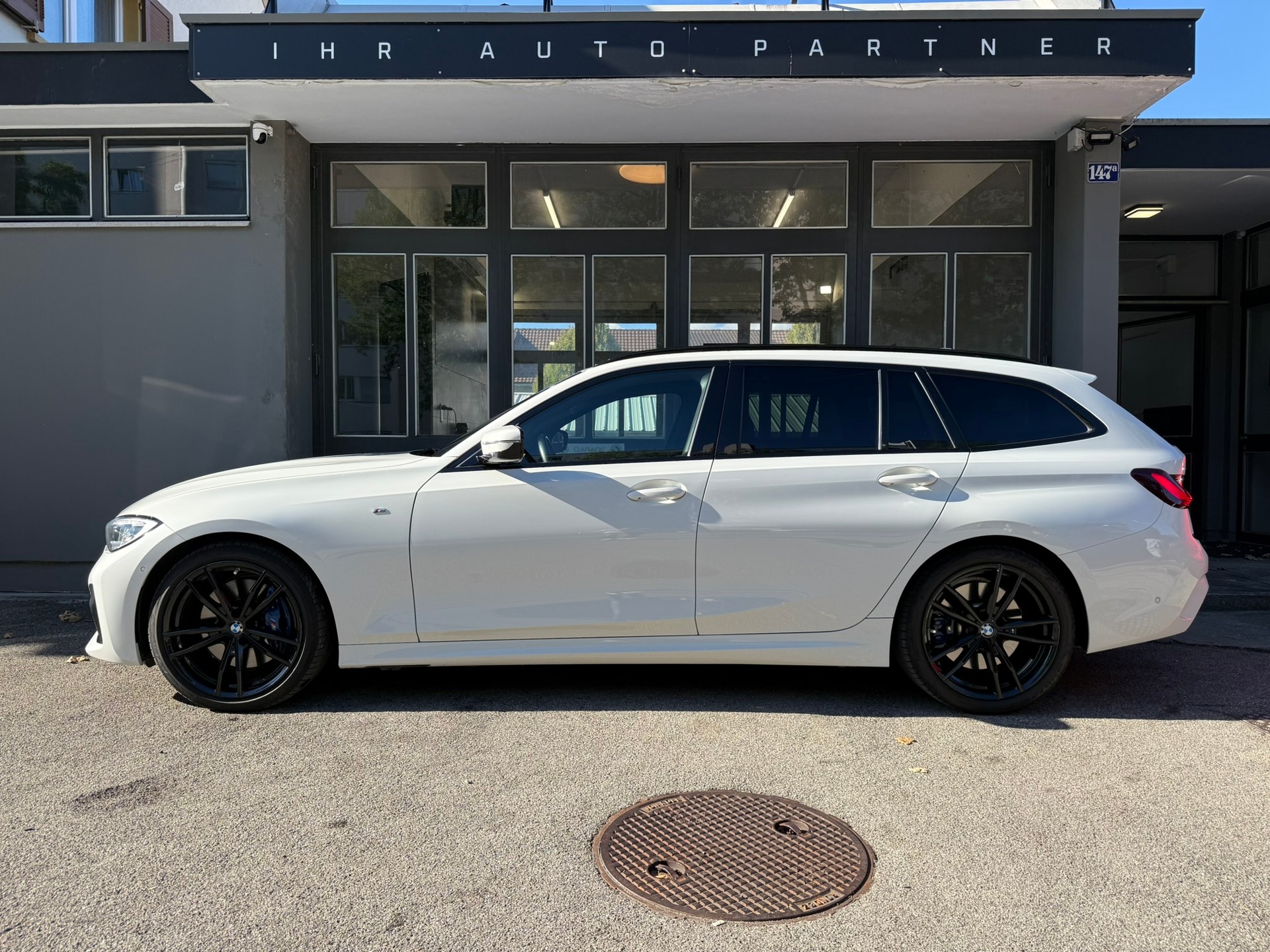 BMW 320d xDrive M Sport Touring-showroom-element-1