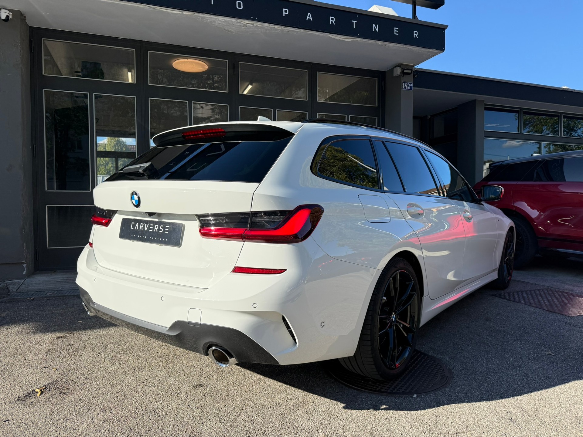 BMW 320d xDrive M Sport Touring-showroom-element-2