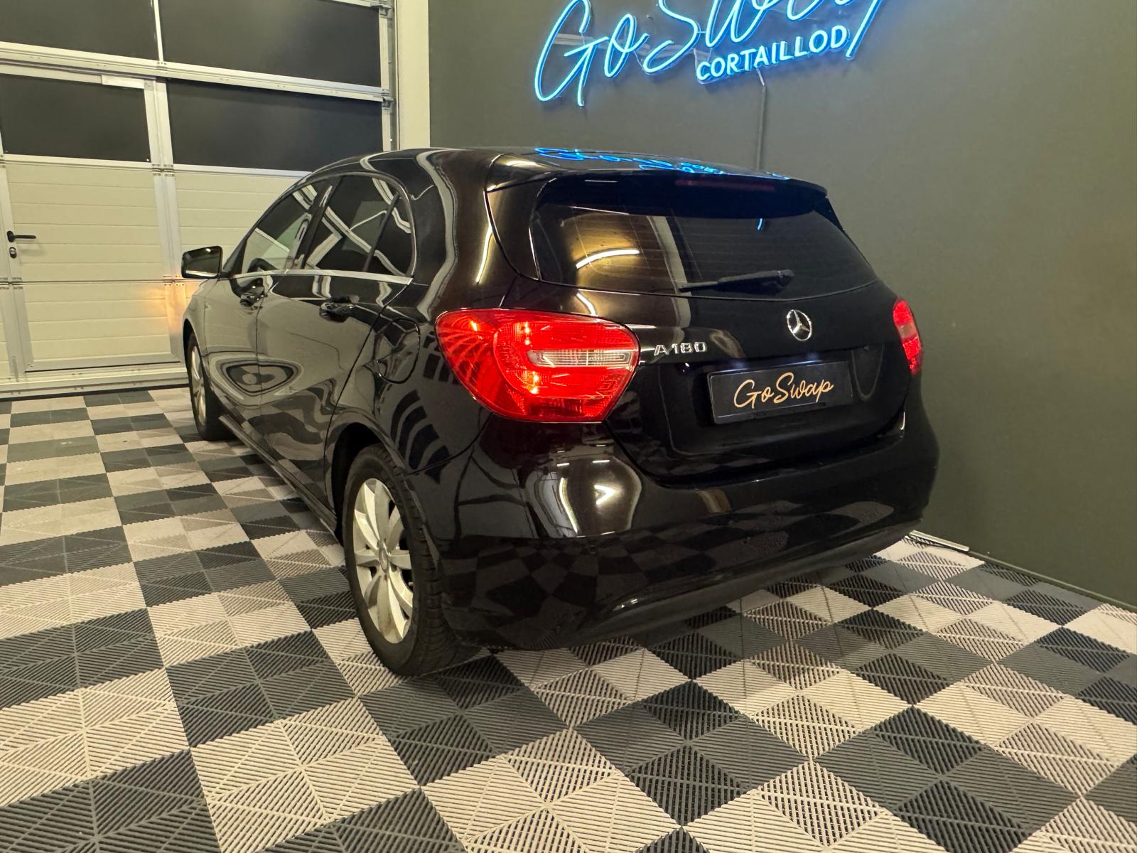 MERCEDES-BENZ A 180 Style 7G-DCT-showroom-element-3