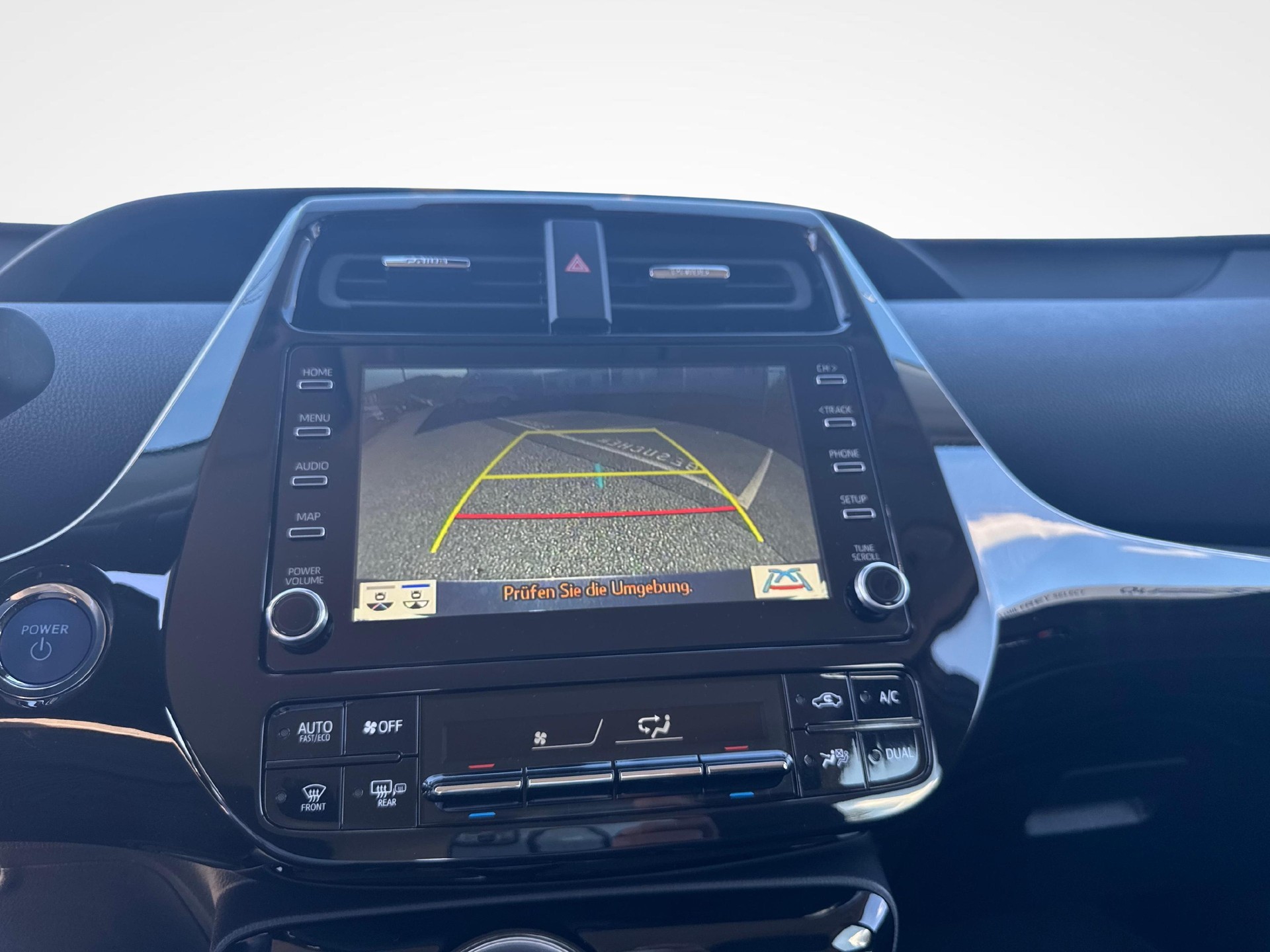 TOYOTA Prius 1.8 VVTi HSD Plug-In Solar-image-14