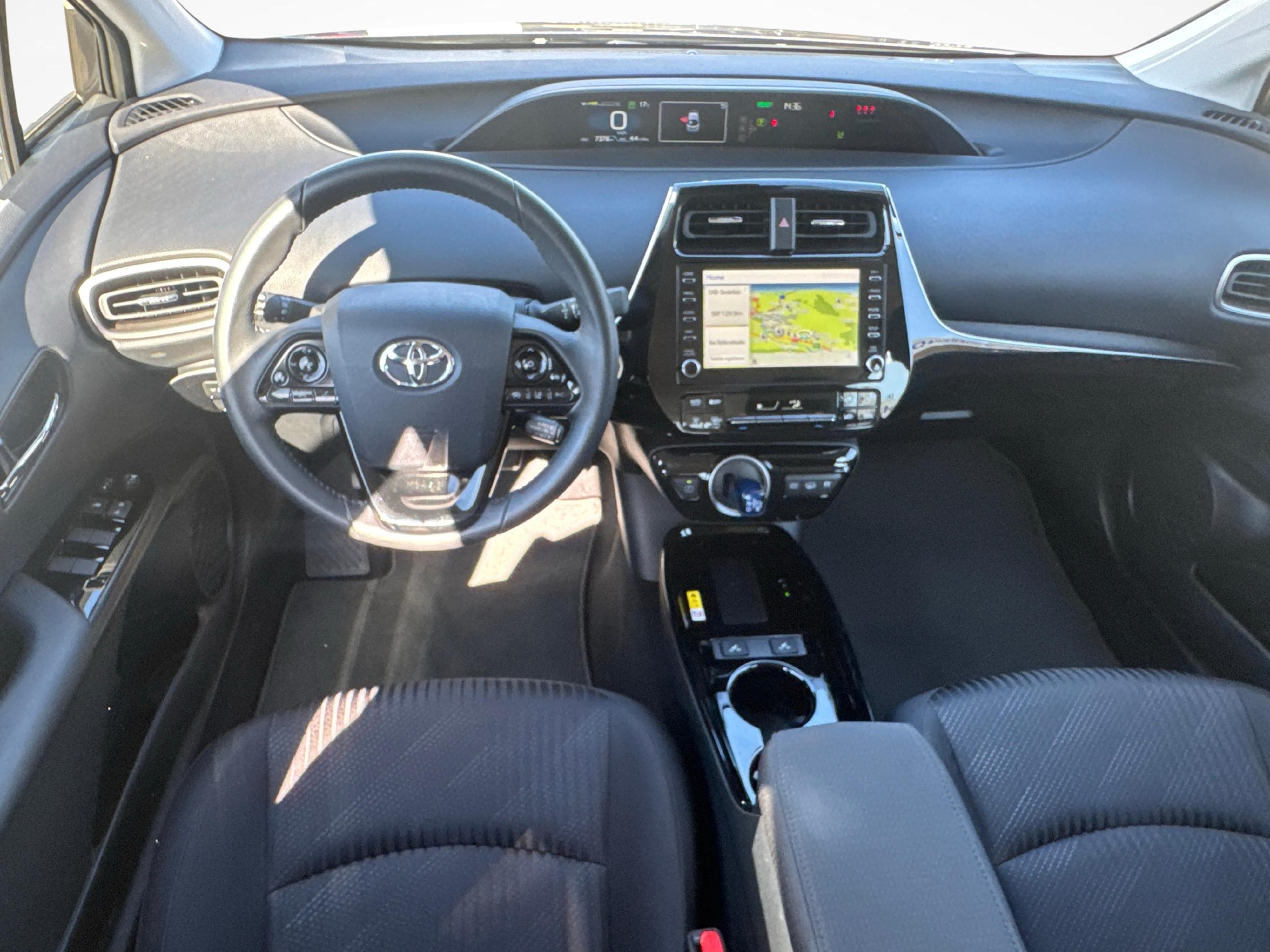 TOYOTA Prius 1.8 VVTi HSD Plug-In Solar-image-8