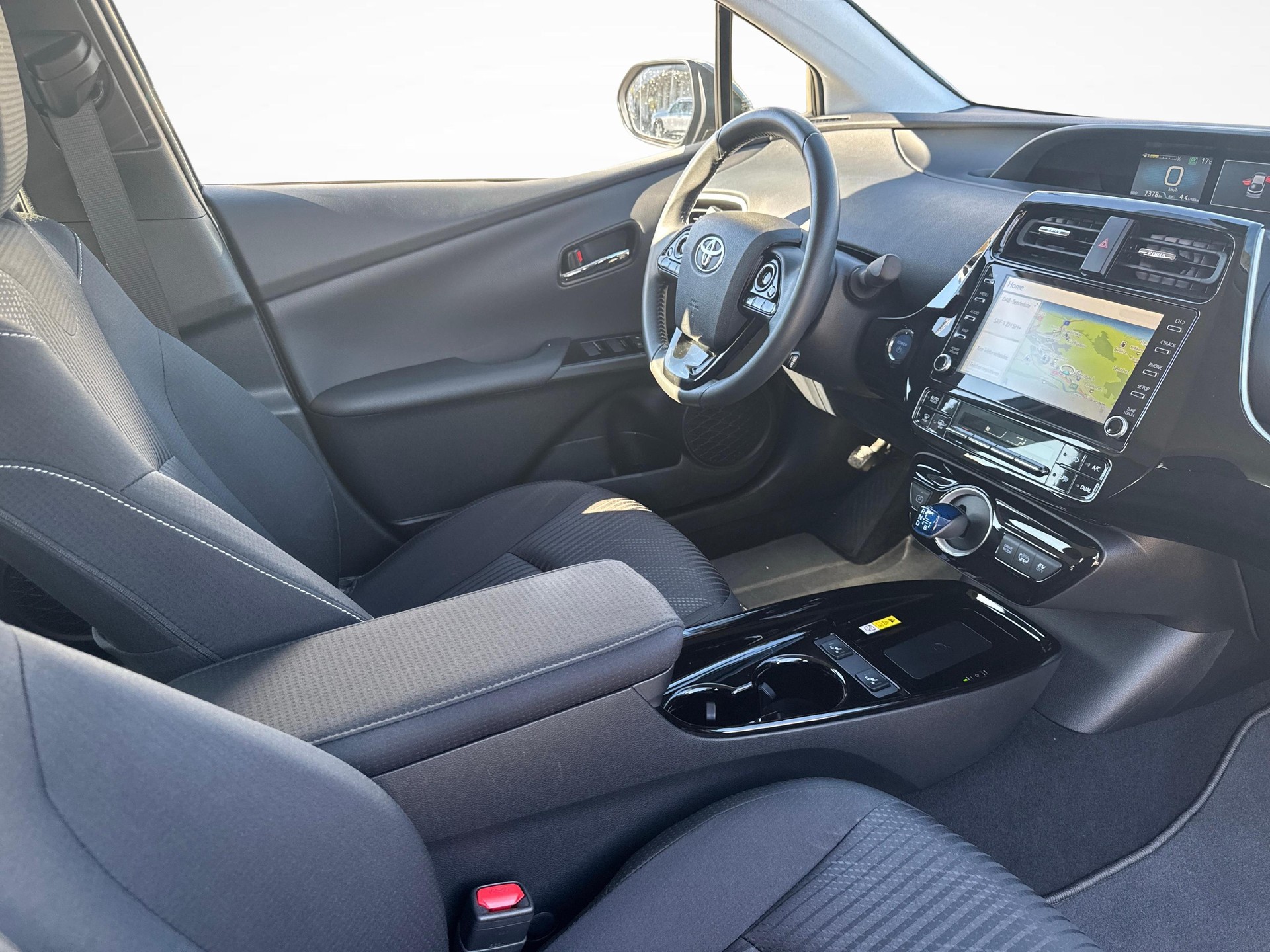 TOYOTA Prius 1.8 VVTi HSD Plug-In Solar-image-9