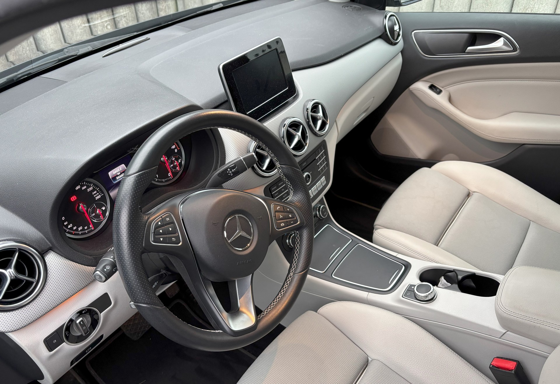 MERCEDES-BENZ B 220 CDI Swiss Star Edition Urban 4Matic 7G-DCT-image-9