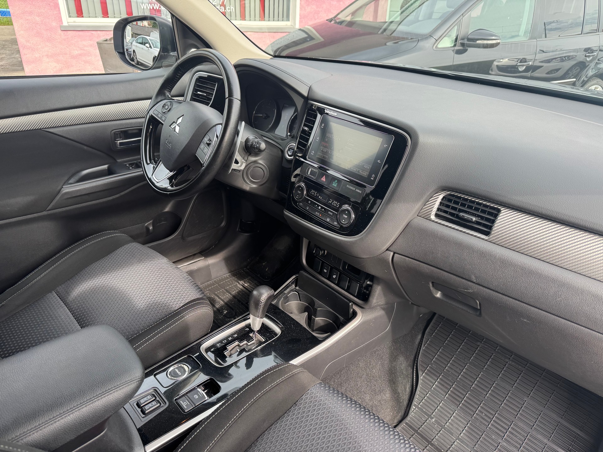 MITSUBISHI Outlander 2.2 DID Style 4WD Automatic-image-5