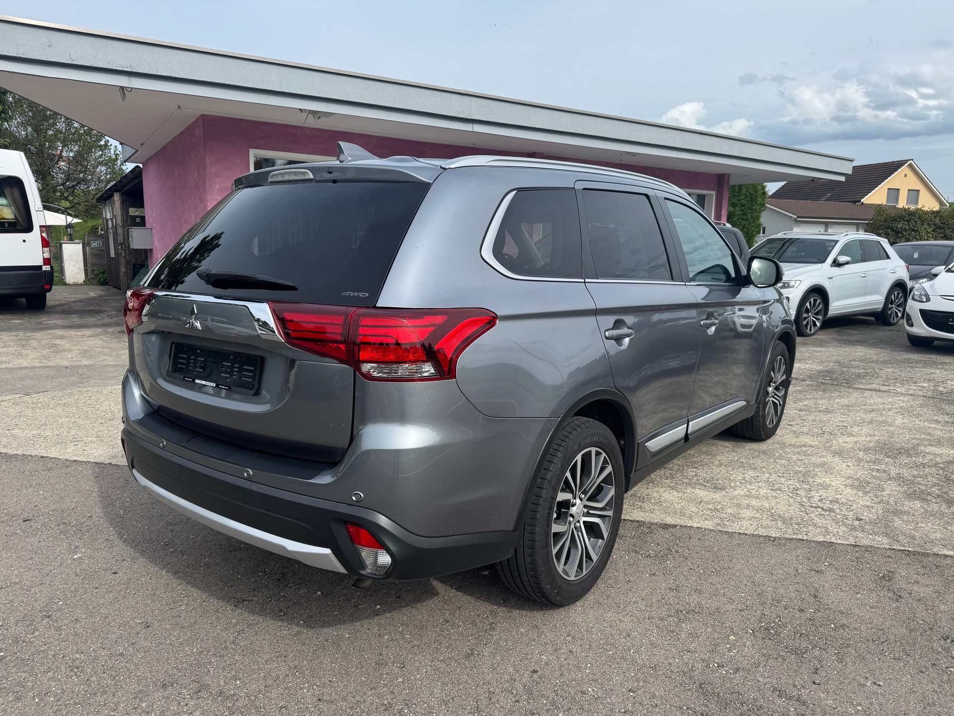MITSUBISHI Outlander 2.2 DID Style 4WD Automatic-image-2