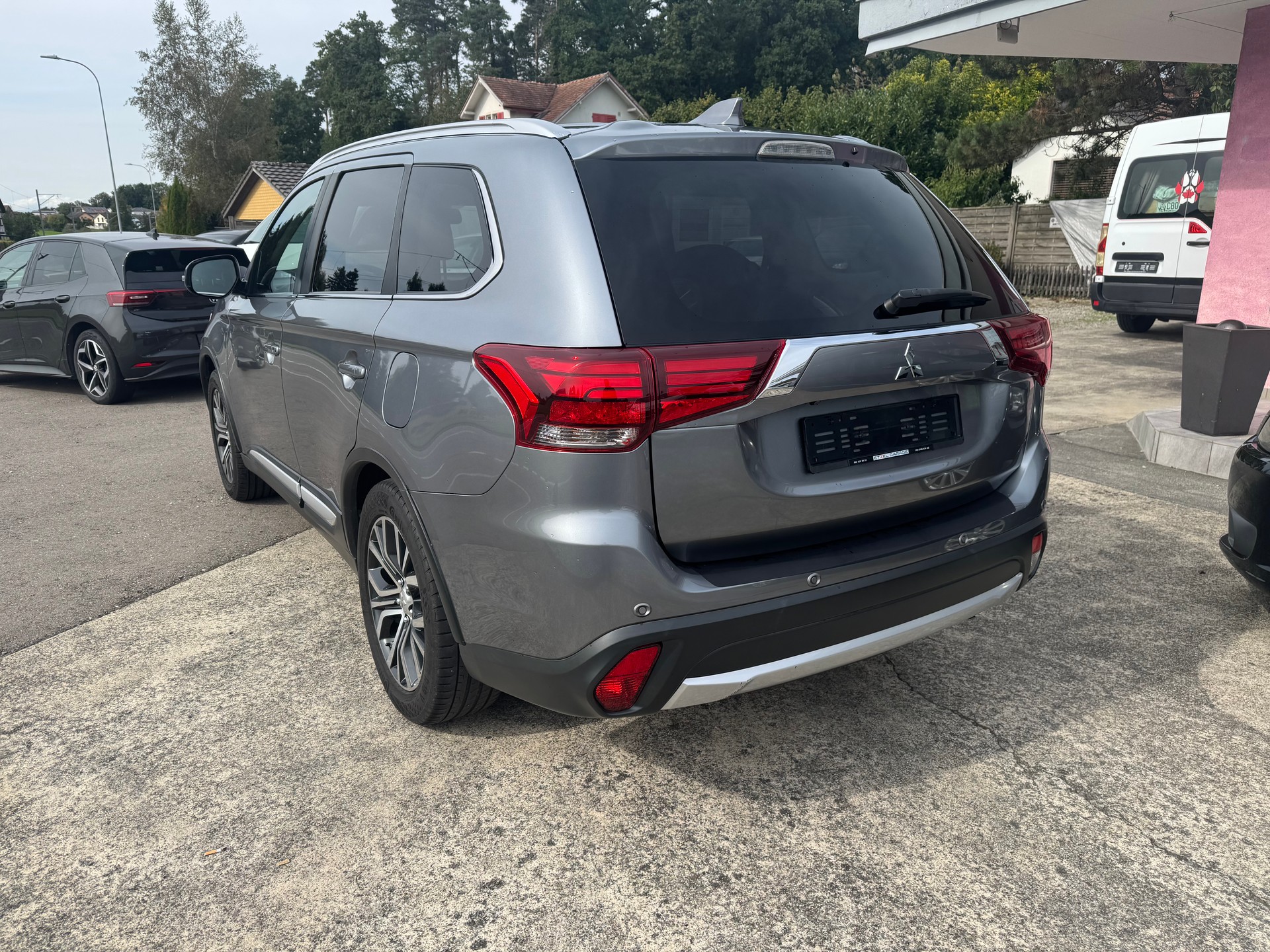 MITSUBISHI Outlander 2.2 DID Style 4WD Automatic-image-4