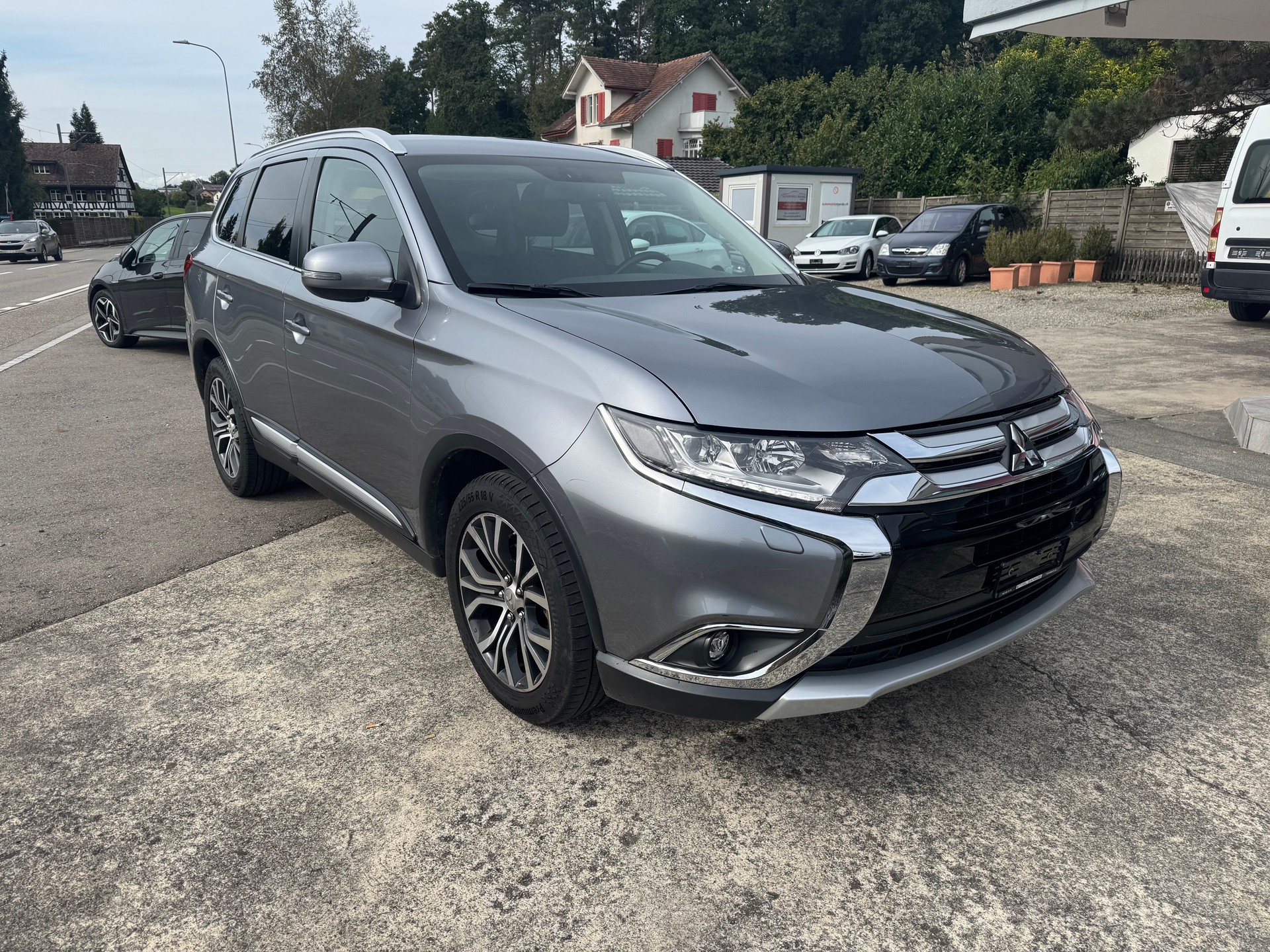 MITSUBISHI Outlander 2.2 DID Style 4WD Automatic-image-1