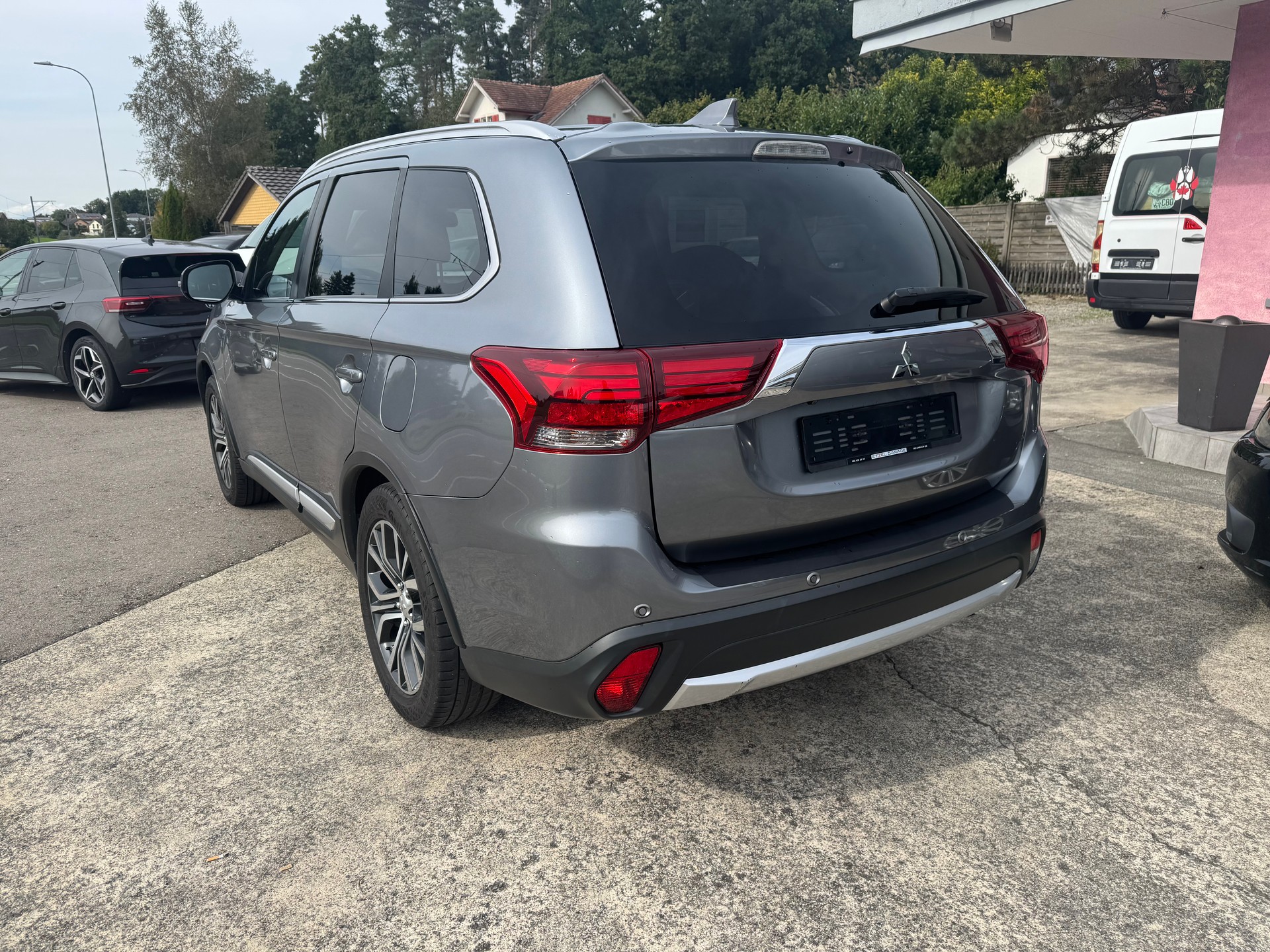 MITSUBISHI Outlander 2.2 DID Style 4WD Automatic-image-3
