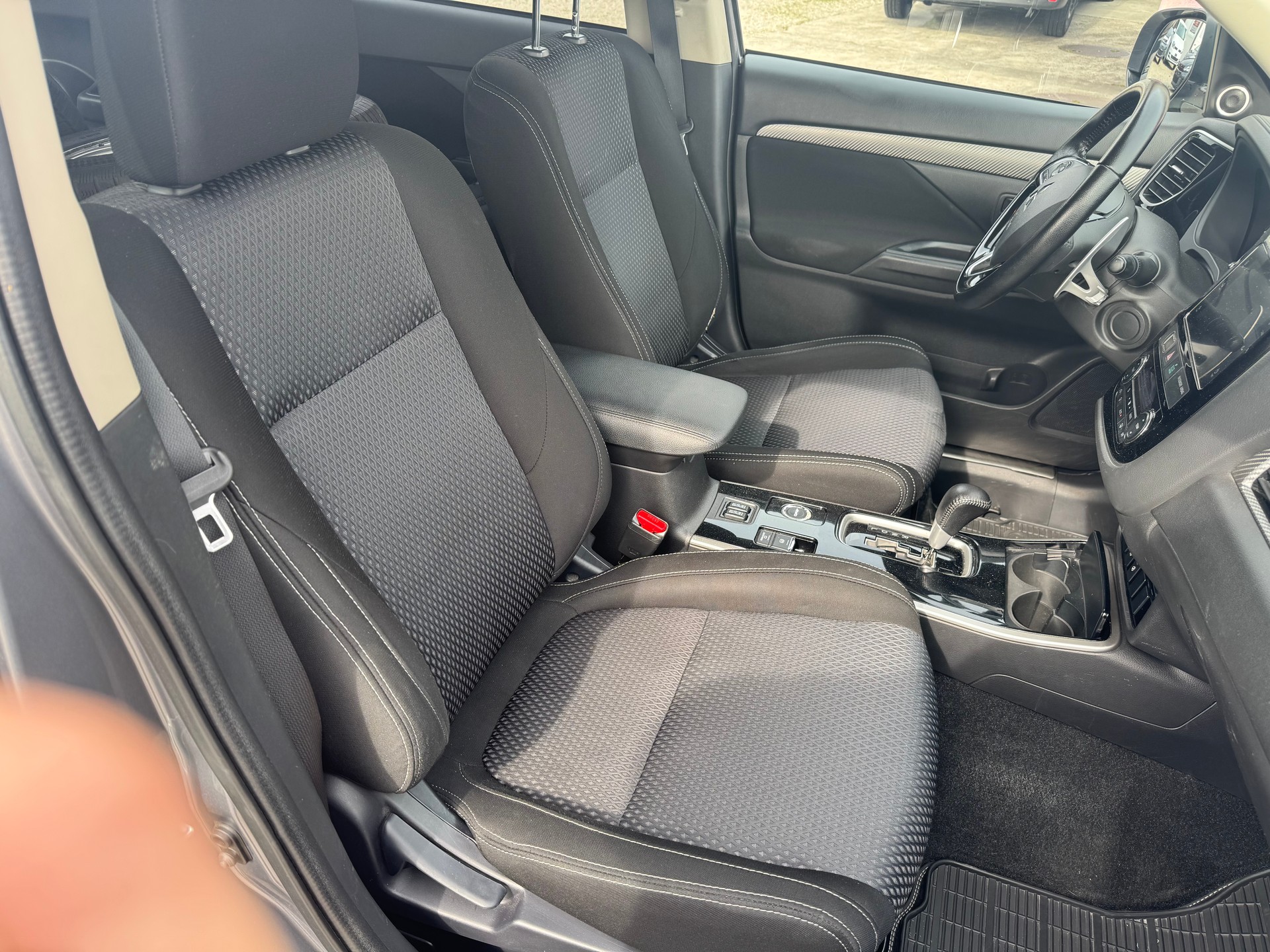 MITSUBISHI Outlander 2.2 DID Style 4WD Automatic-image-7