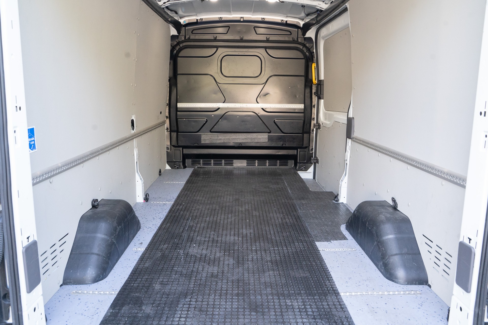 FORD E-Transit Van 350 L3H2 68kWh Trend-image-4