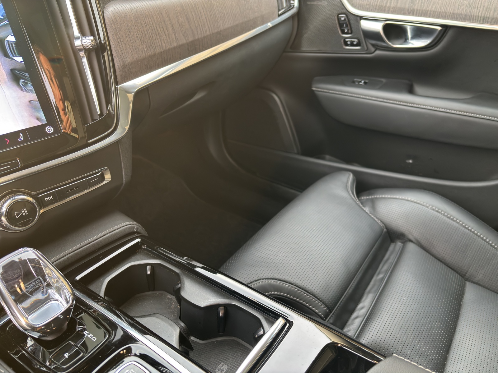 VOLVO V90 2.0 T8 TE Ultimate Dark eAWD-image-10