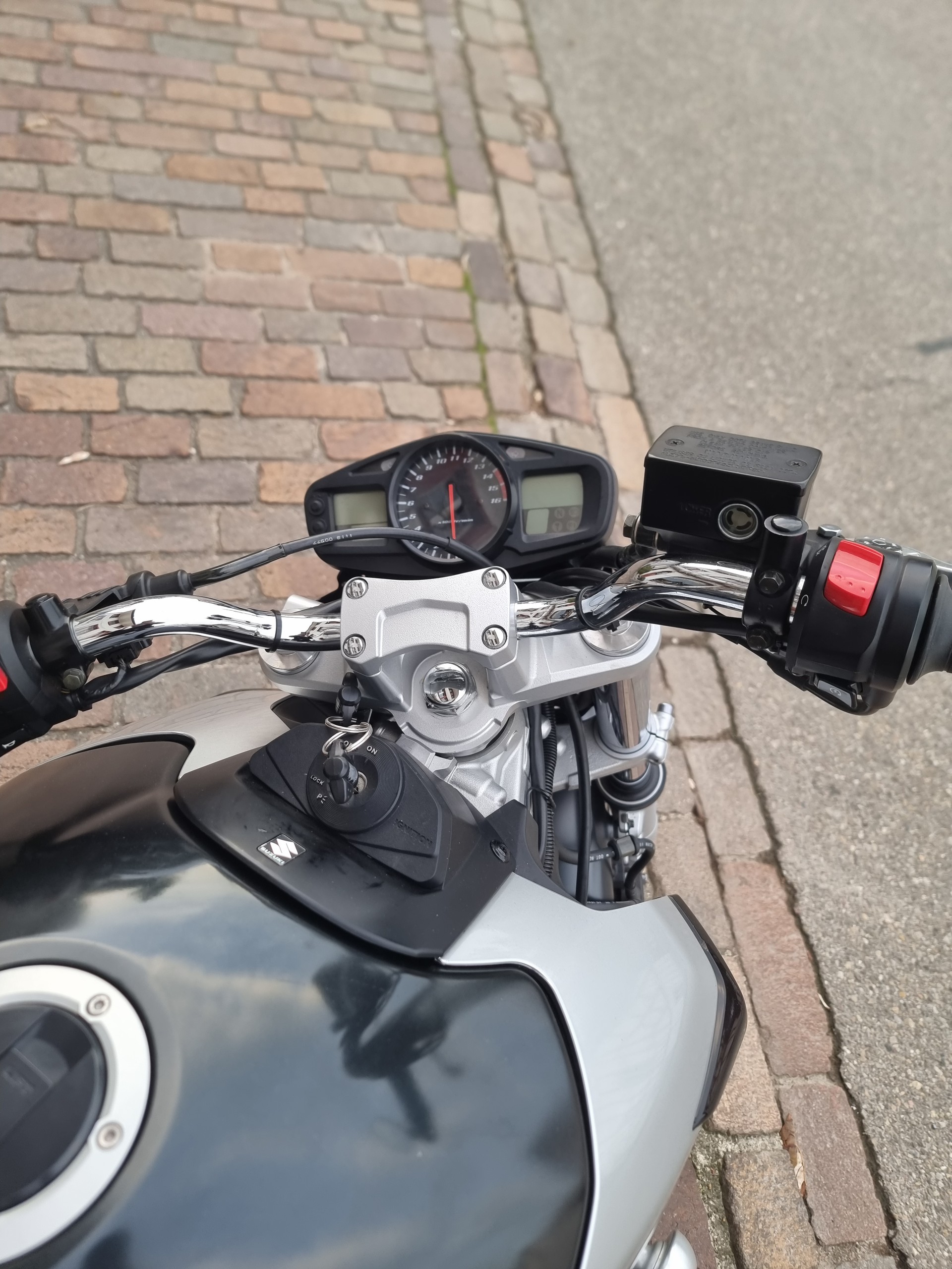 SUZUKI GSR 600 K6-image-4