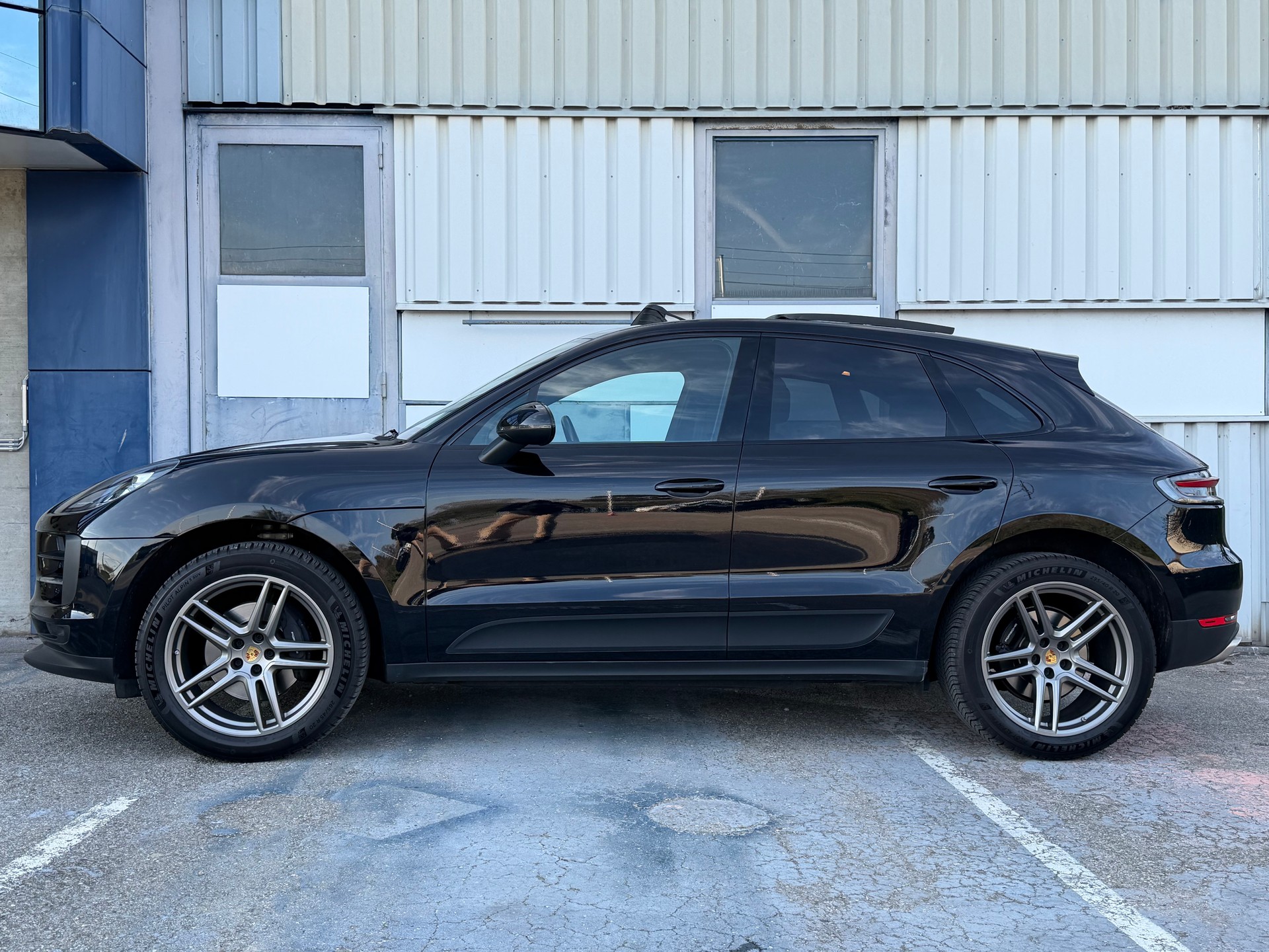 PORSCHE Macan PDK-showroom-element-1