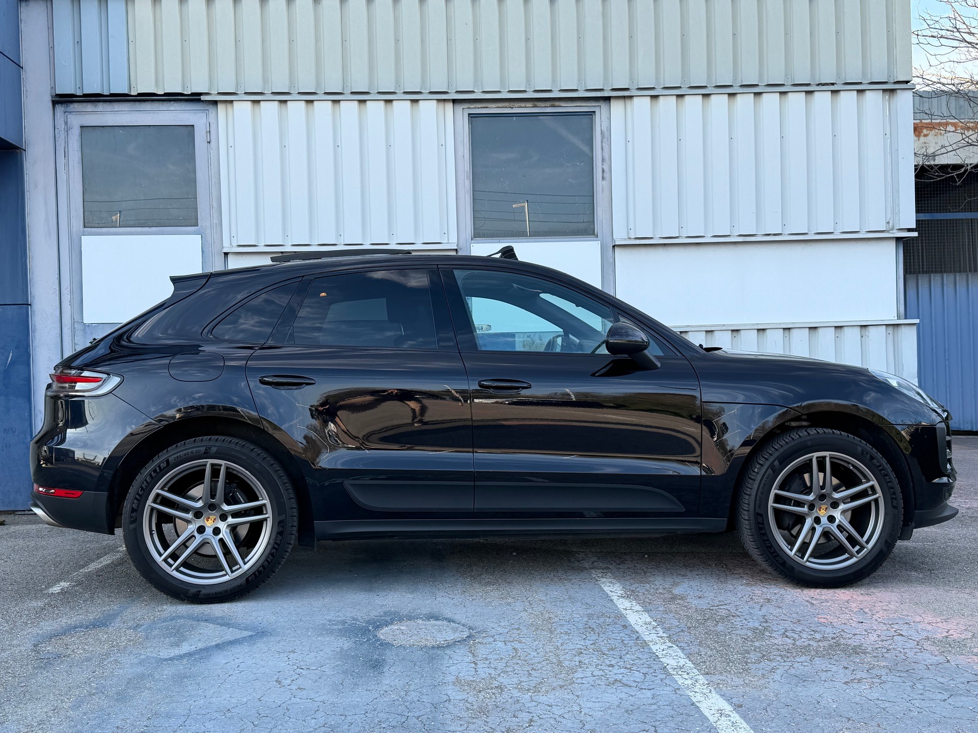 PORSCHE Macan PDK-showroom-element-2