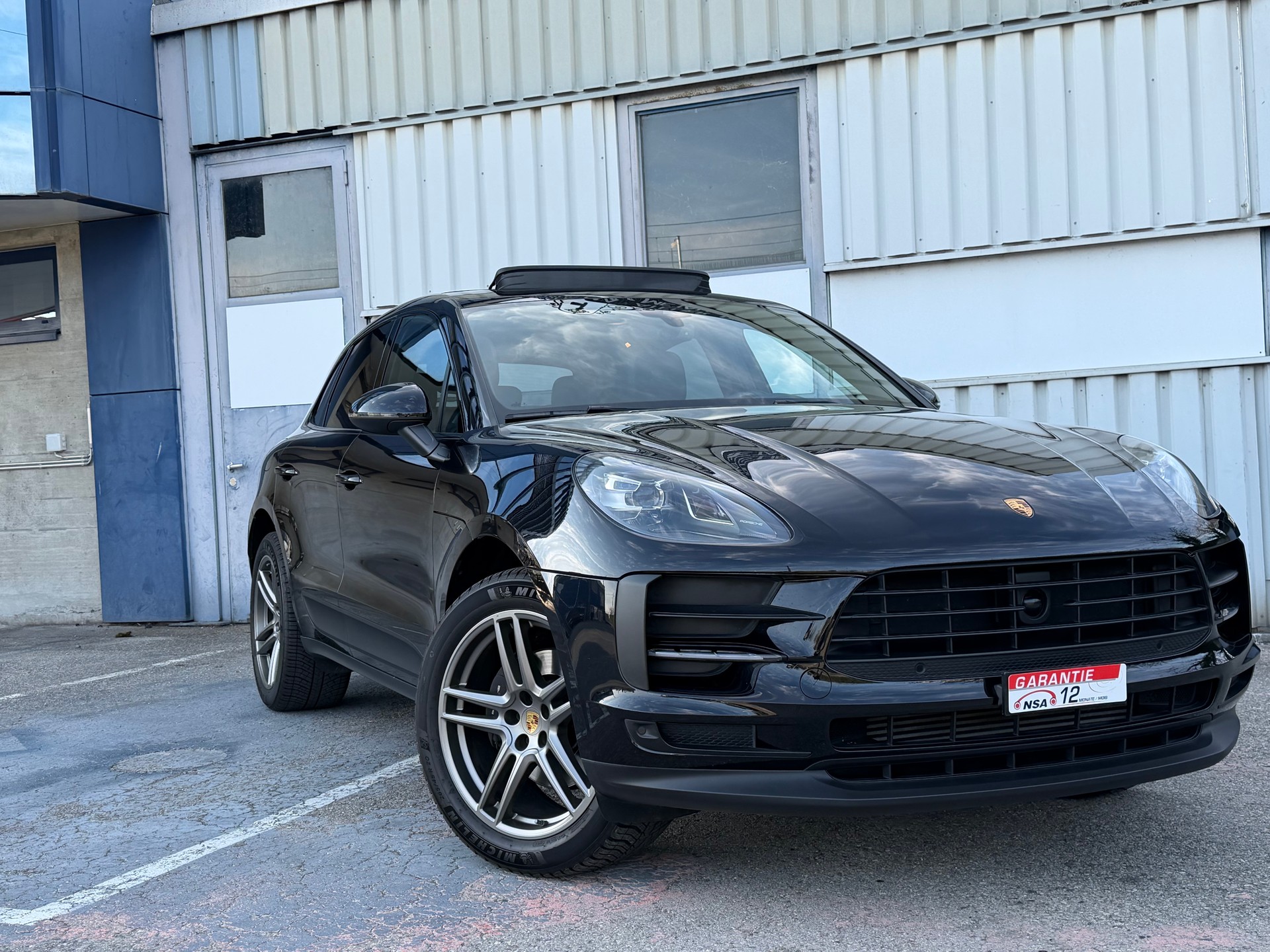 PORSCHE Macan PDK-showroom-element-3