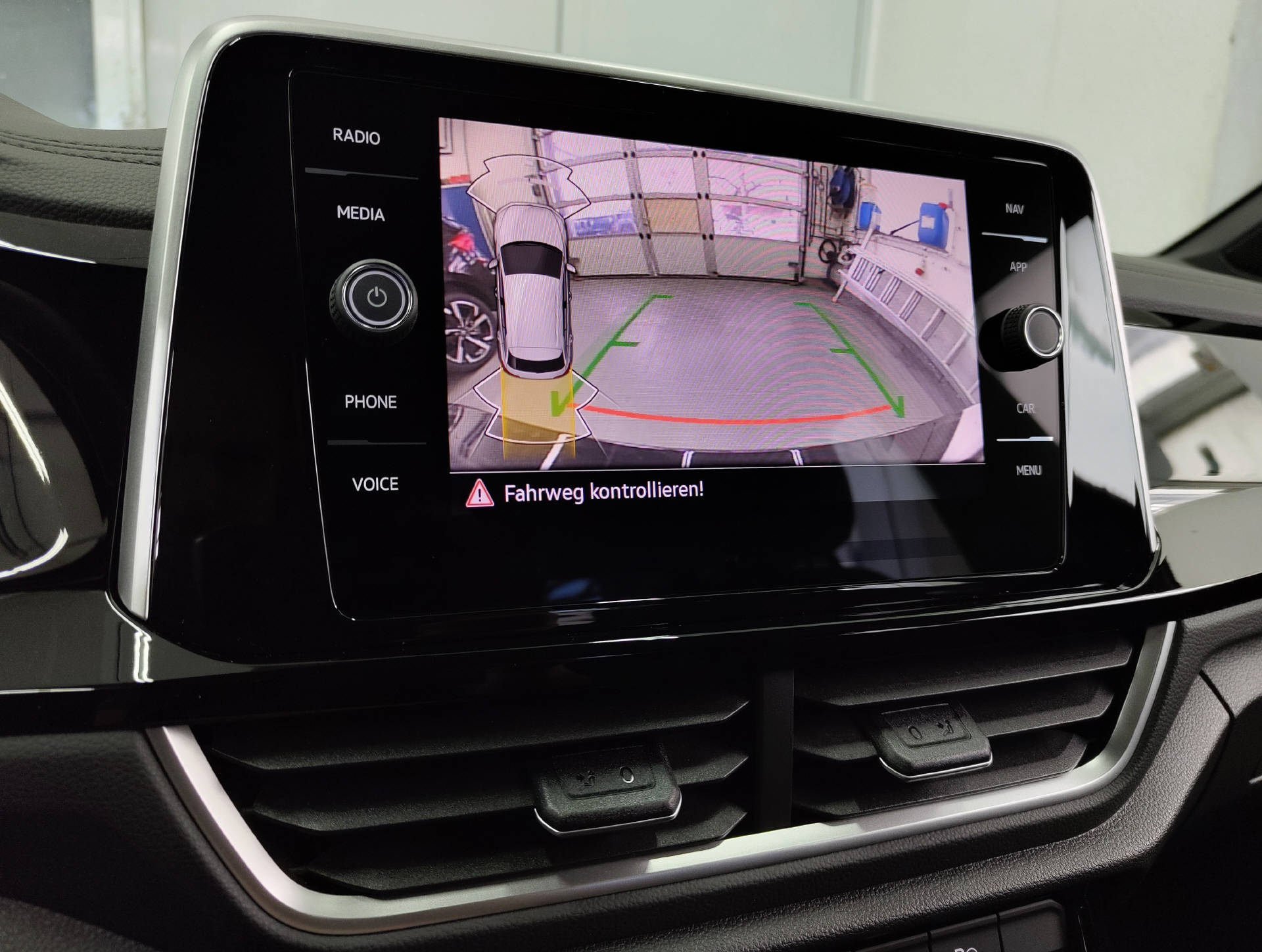 VW T-Roc 2.0 TSI R-Line DSG 4Motion-image-8
