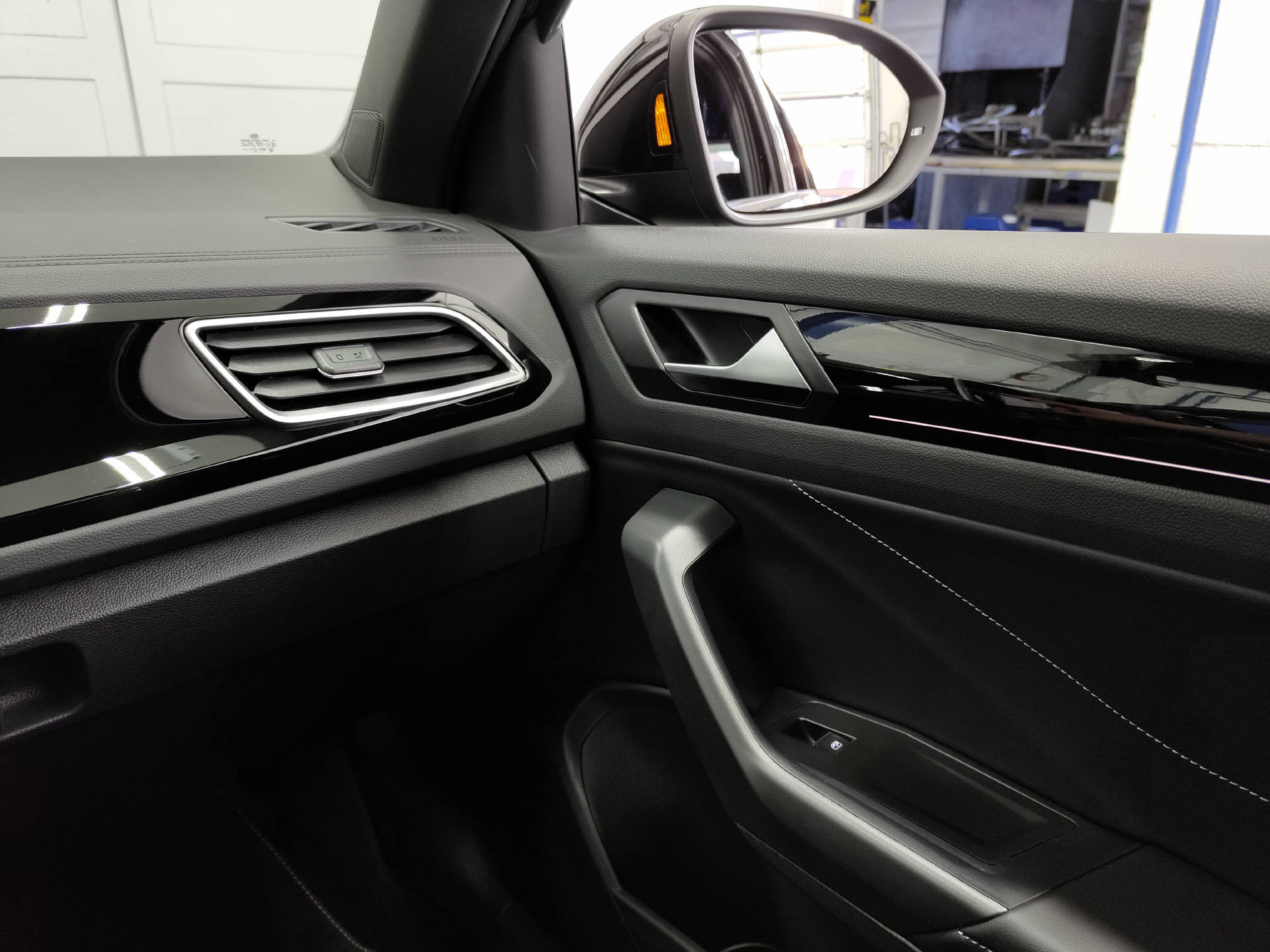VW T-Roc 2.0 TSI R-Line DSG 4Motion-image-11