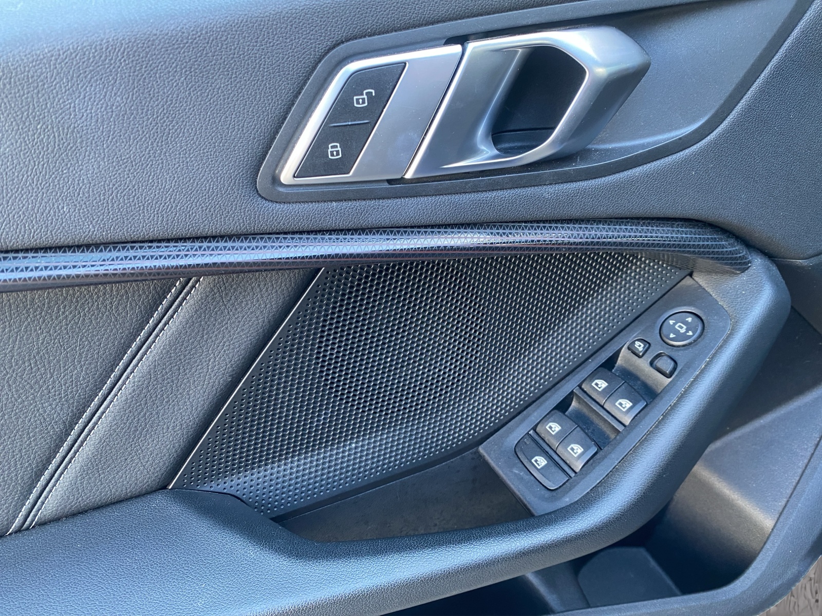 BMW 118i Sport Line-image-19
