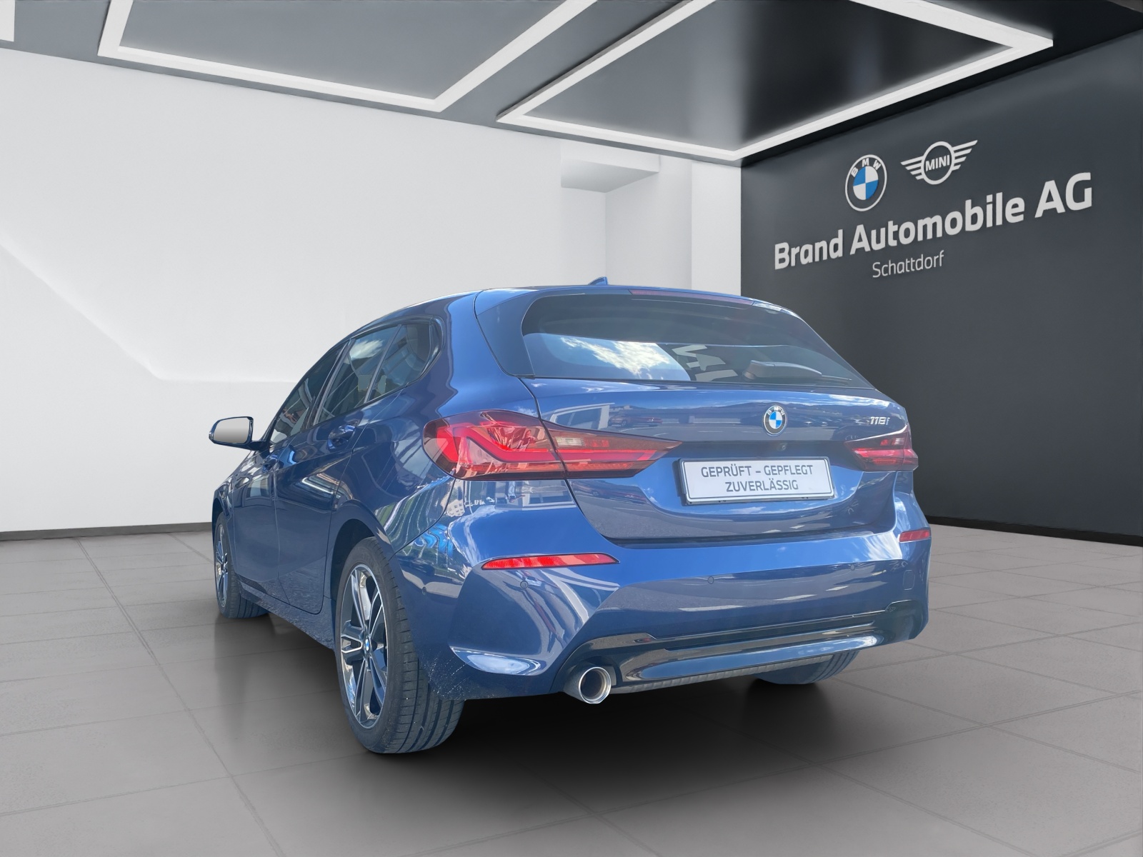 BMW 118i Sport Line-showroom-element-2