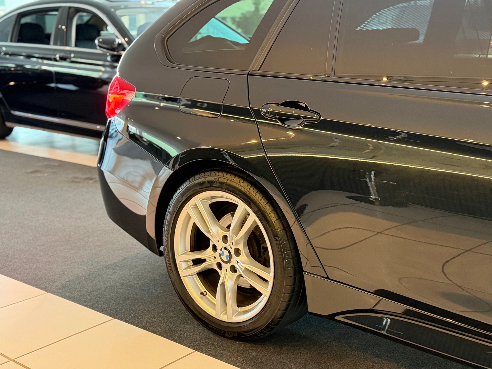 BMW 325d Touring M Sport Line Steptronic LCI **Frisch ab MFK & Service**-image-5
