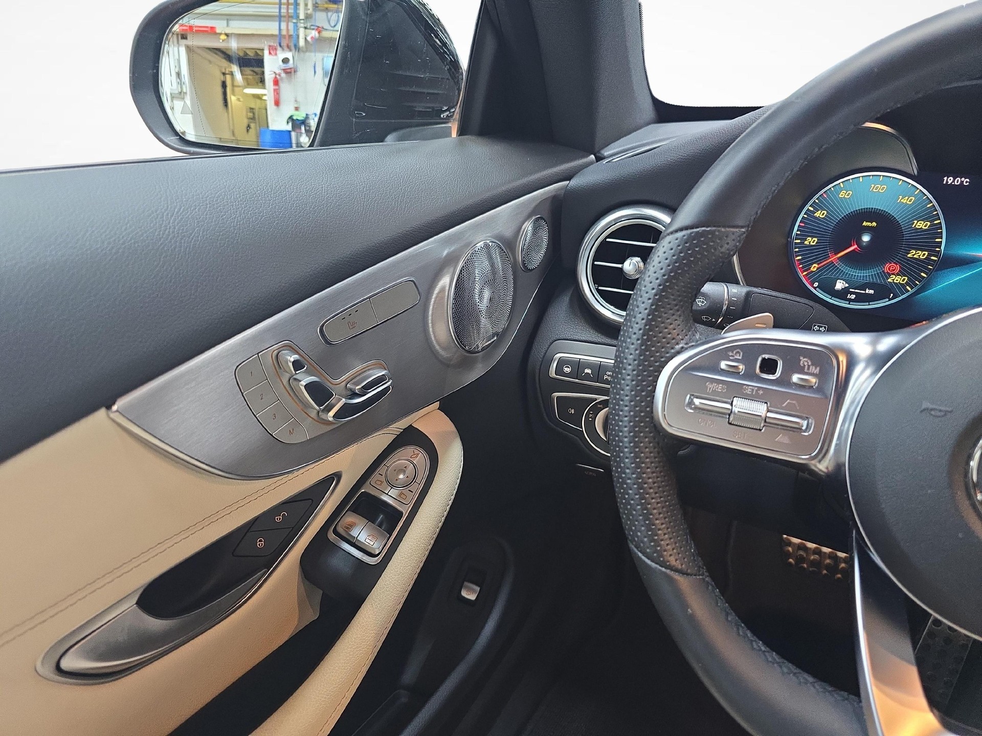 MERCEDES-BENZ C 400 4MATIC Coupé AMG Line-image-7