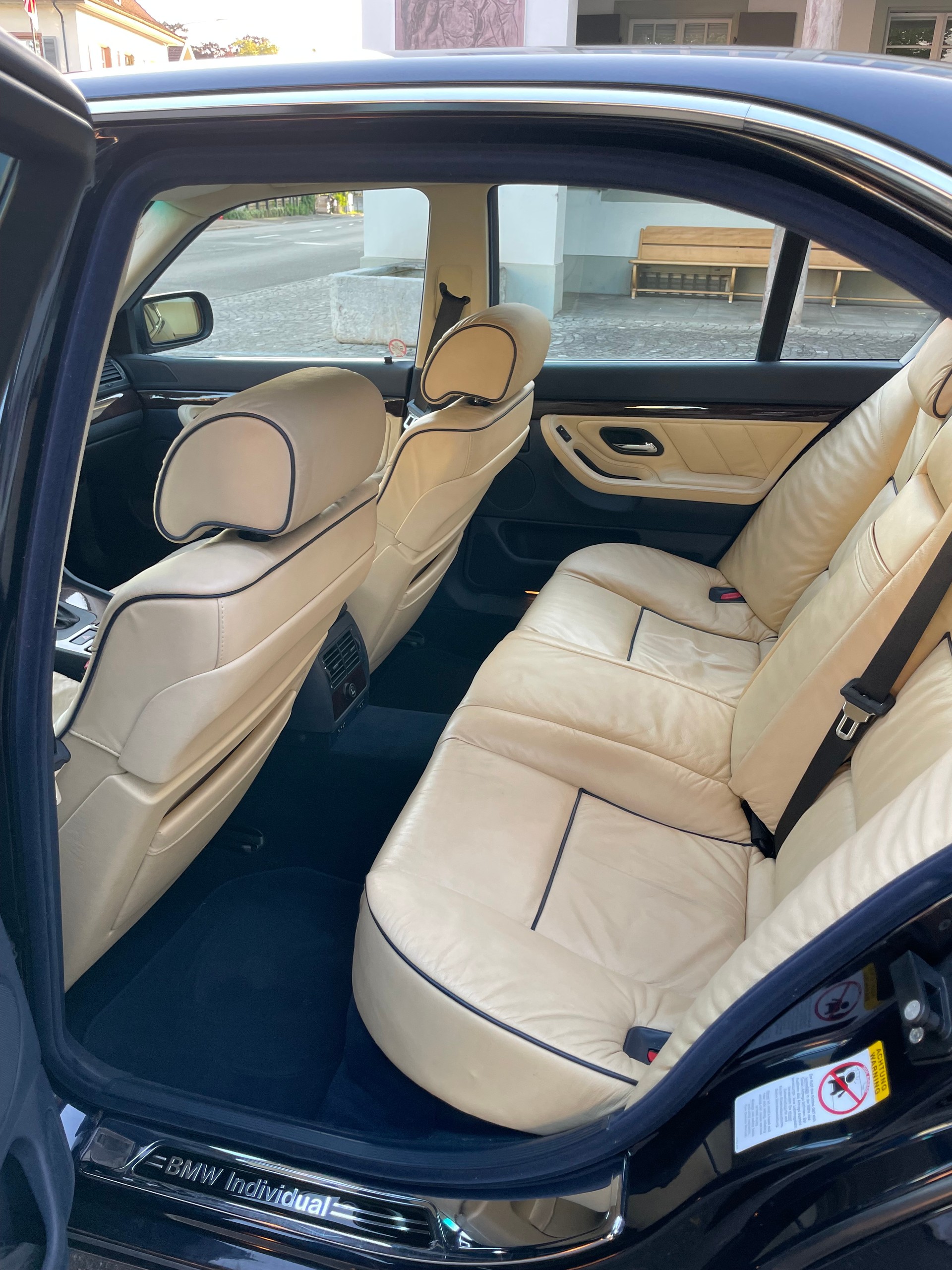 BMW 735i-image-5