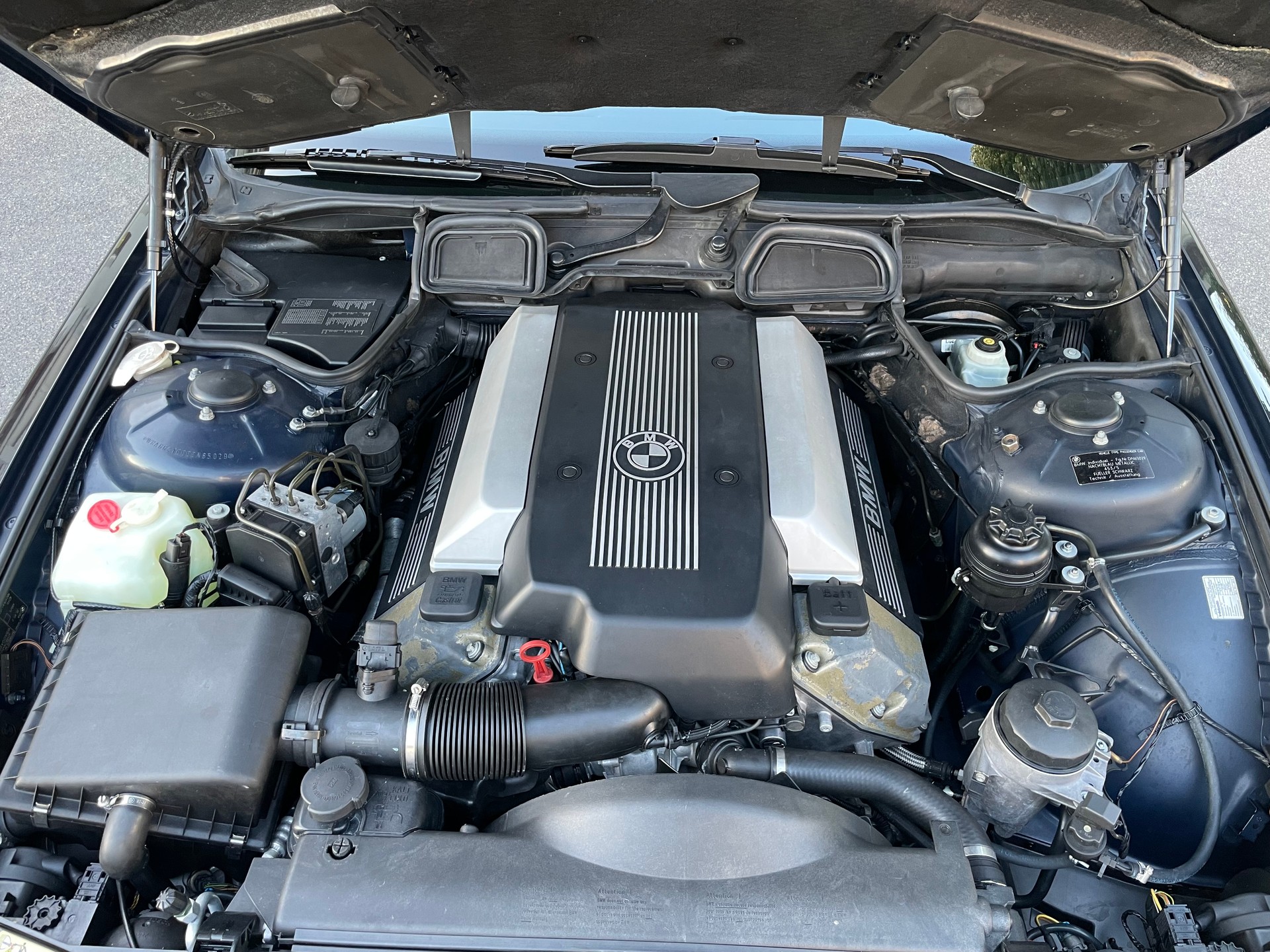 BMW 735i-image-7