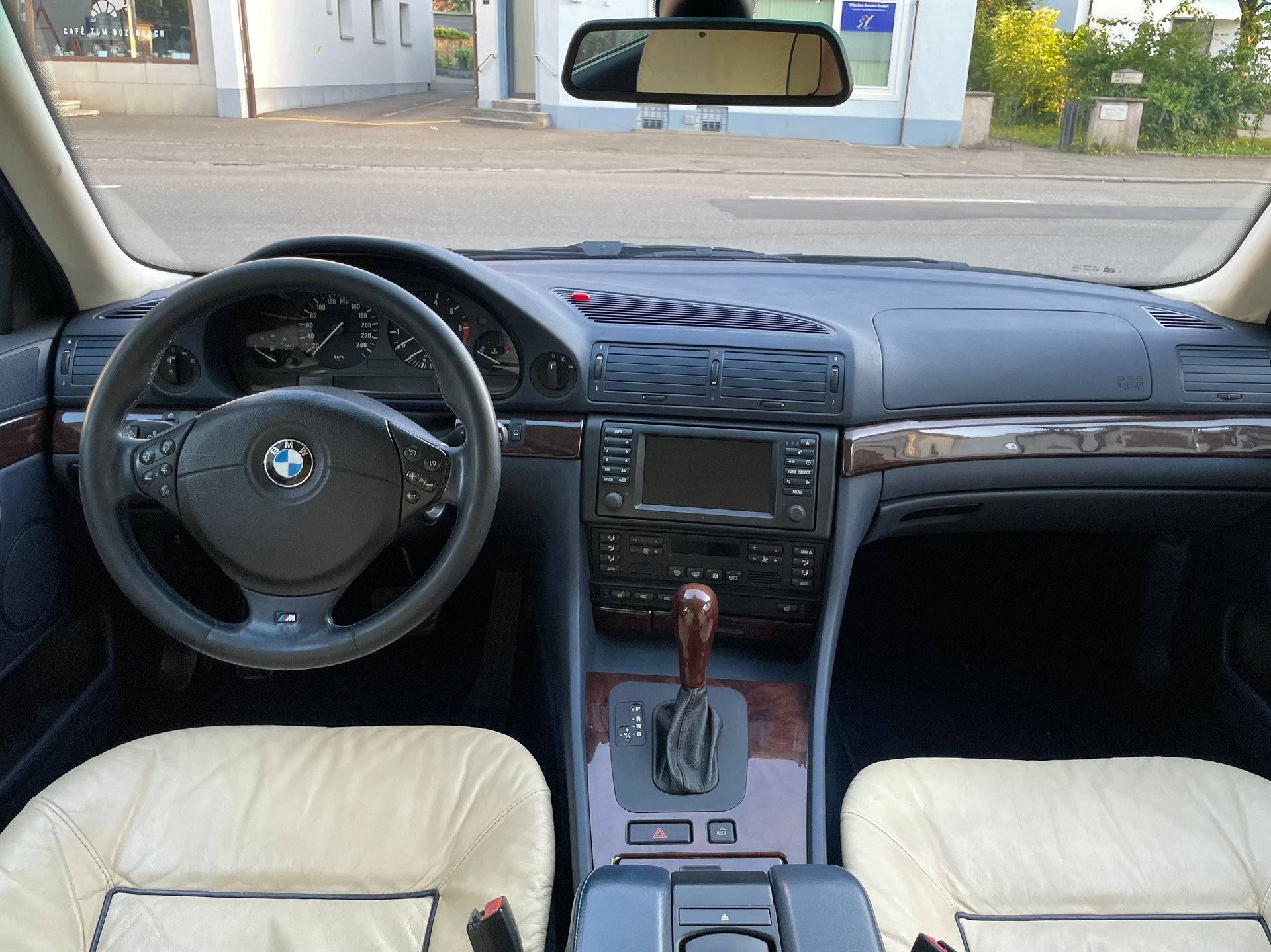 BMW 735i-image-4