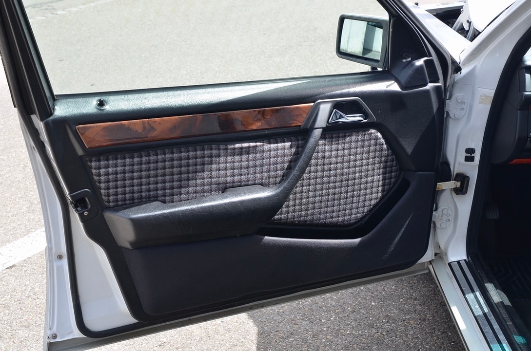 MERCEDES-BENZ 300 E-image-10