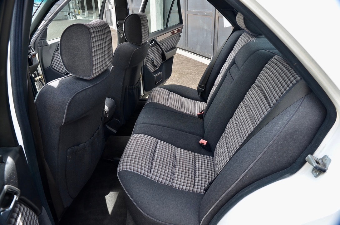 MERCEDES-BENZ 300 E-showroom-element-3