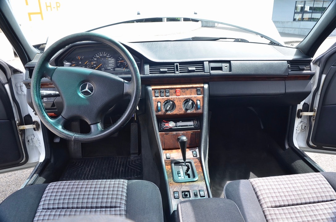 MERCEDES-BENZ 300 E-showroom-element-1