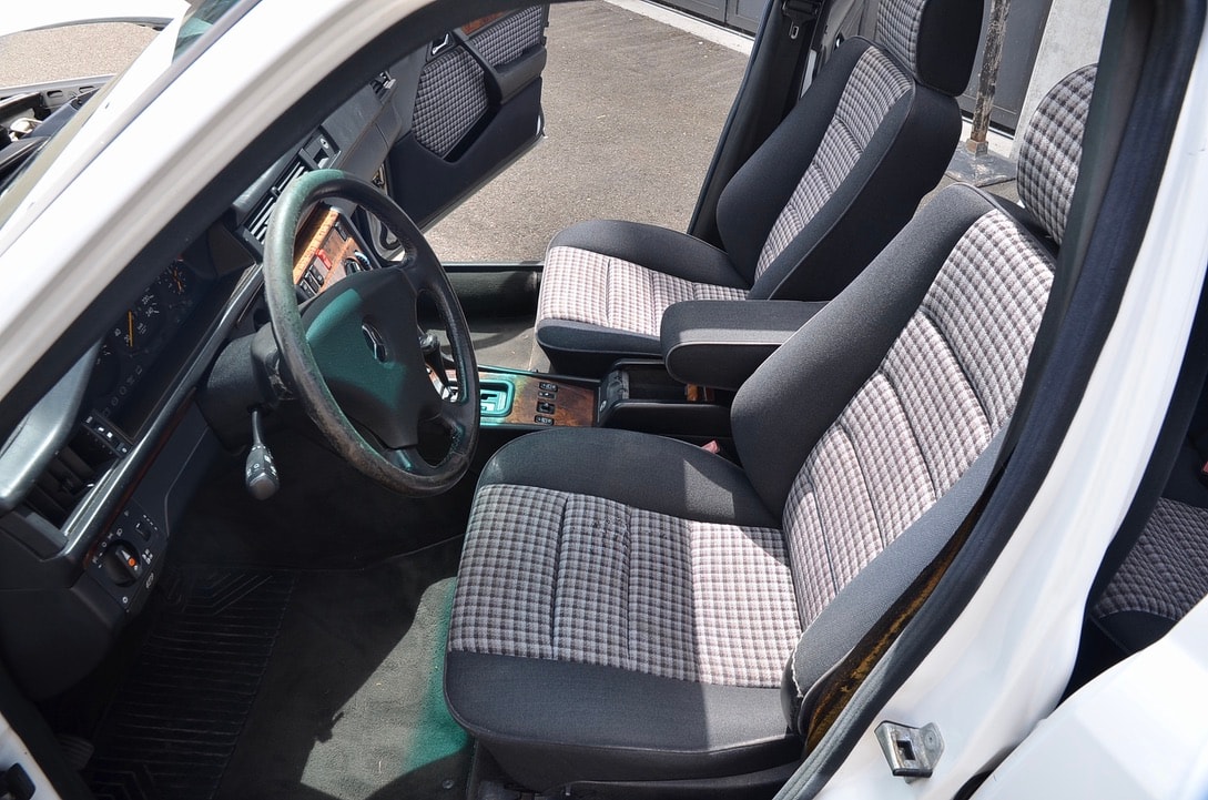 MERCEDES-BENZ 300 E-showroom-element-2