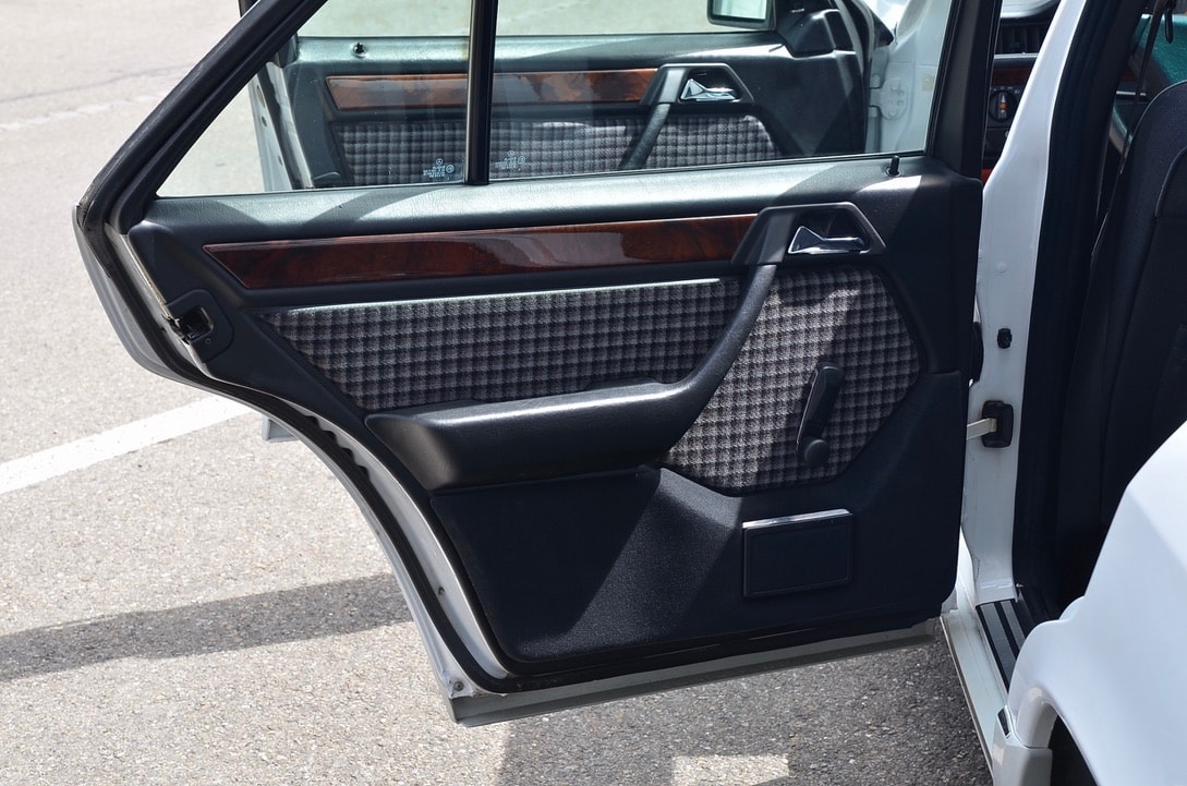 MERCEDES-BENZ 300 E-image-9
