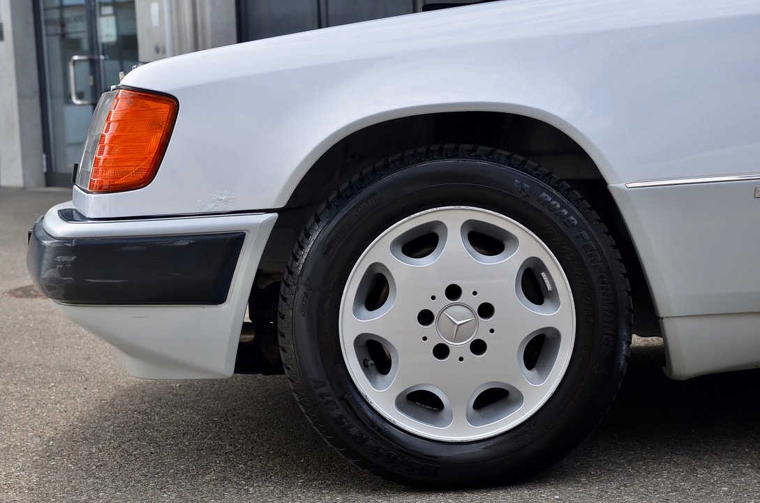 MERCEDES-BENZ 300 E-image-18