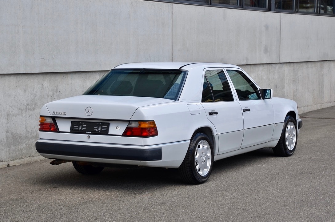 MERCEDES-BENZ 300 E-image-21