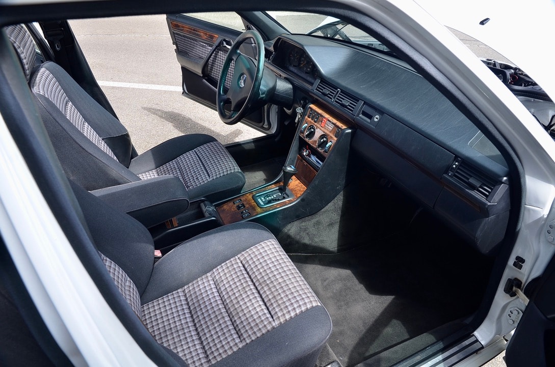 MERCEDES-BENZ 300 E-image-14