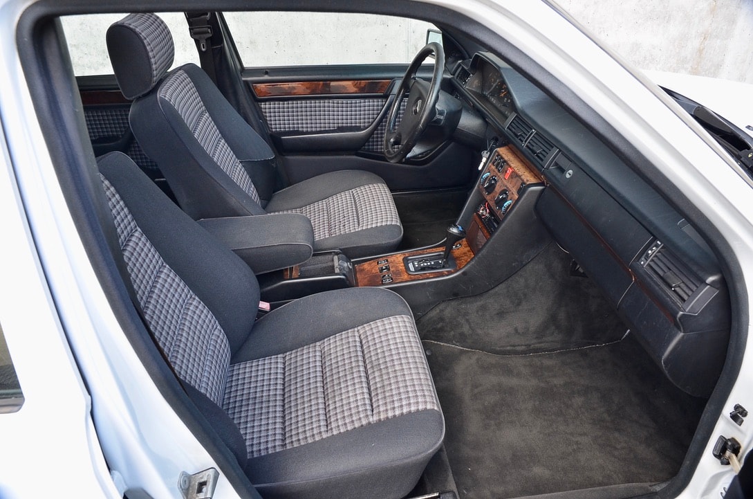 MERCEDES-BENZ 300 E-image-28