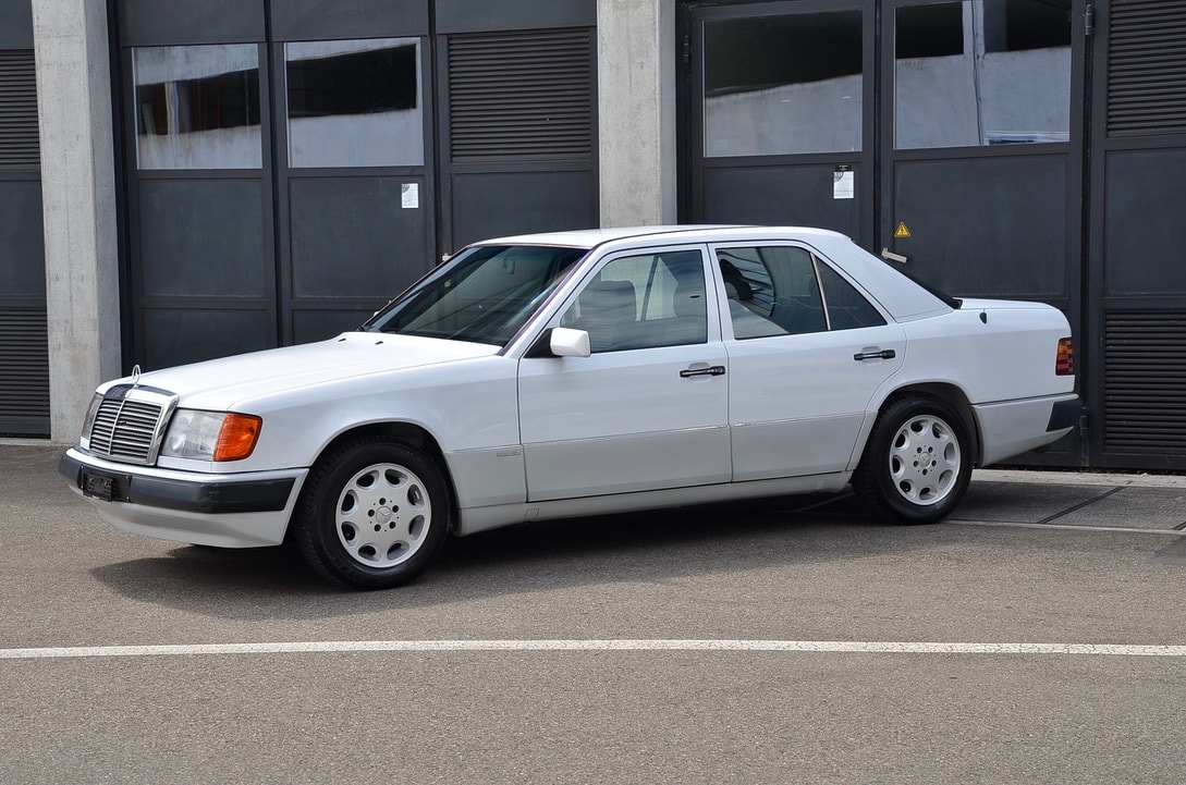 MERCEDES-BENZ 300 E
