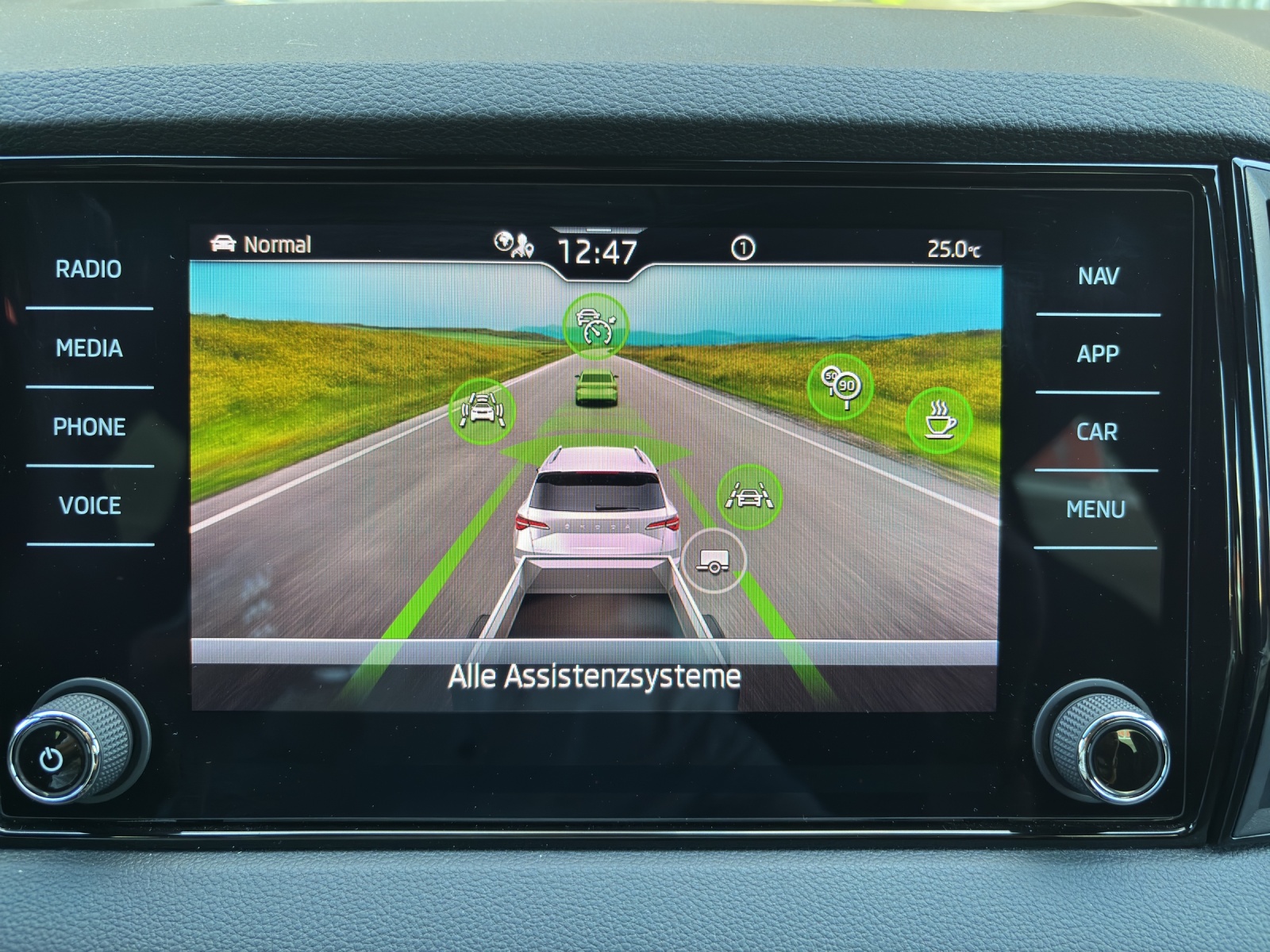 SKODA Karoq 1.5 TSI SportLine DSG mit AHK & Rückfahrkamera-image-24