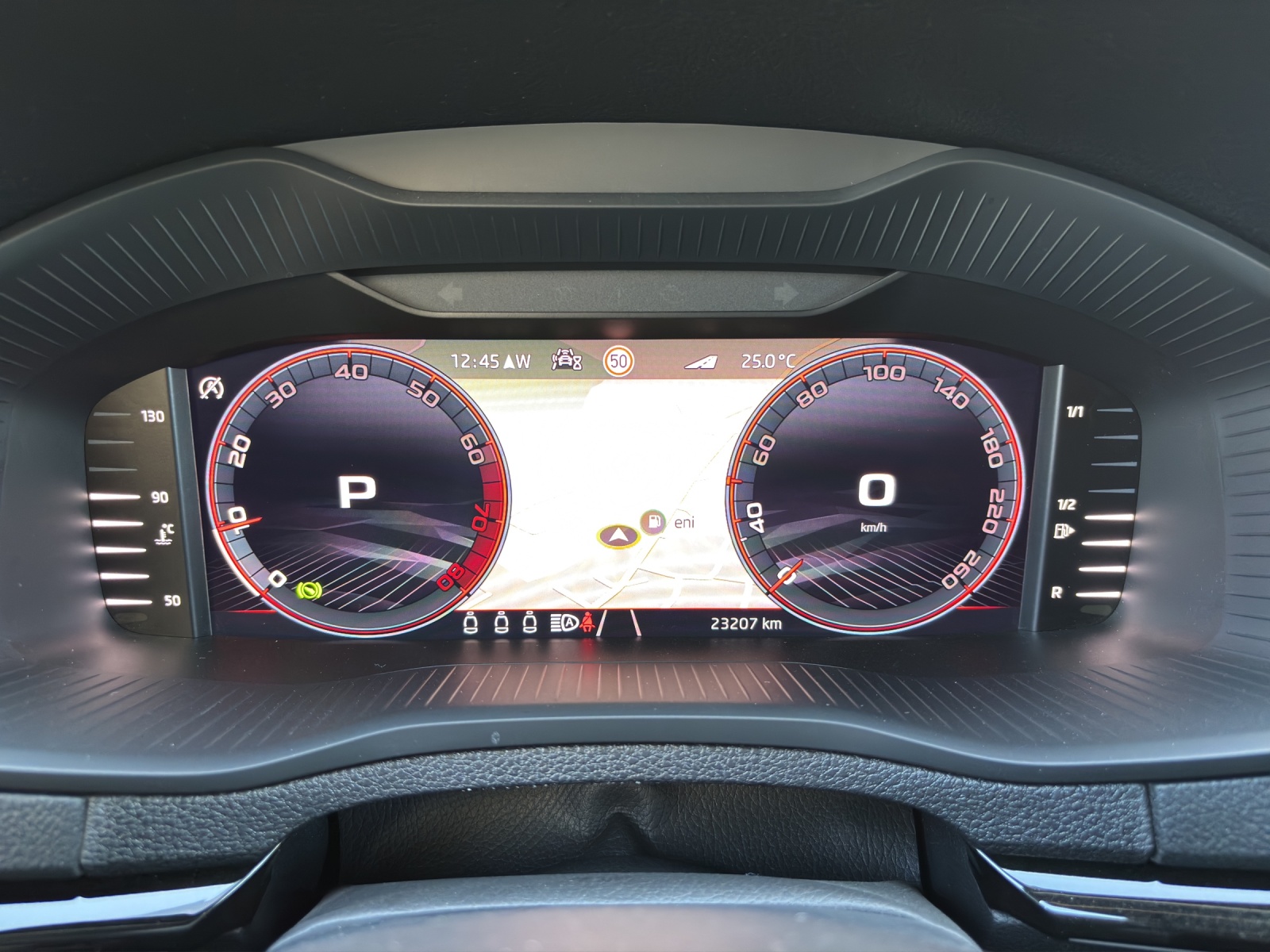 SKODA Karoq 1.5 TSI SportLine DSG mit AHK & Rückfahrkamera-image-15