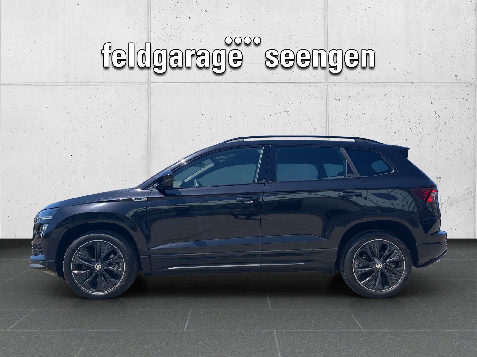 SKODA Karoq 1.5 TSI SportLine DSG mit AHK & Rückfahrkamera-showroom-element-1
