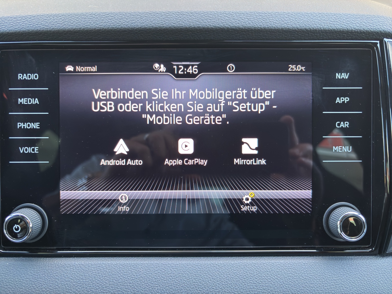 SKODA Karoq 1.5 TSI SportLine DSG mit AHK & Rückfahrkamera-image-22