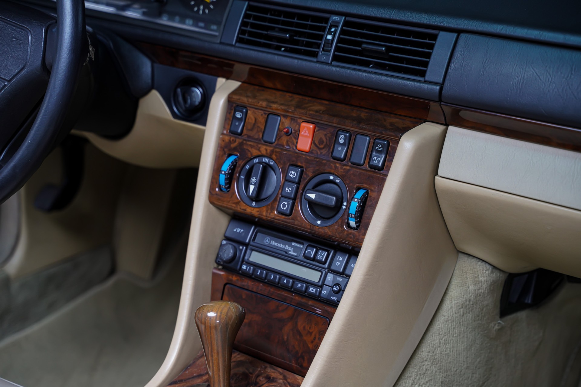 MERCEDES-BENZ 300 CE-24 Cabrio-image-23