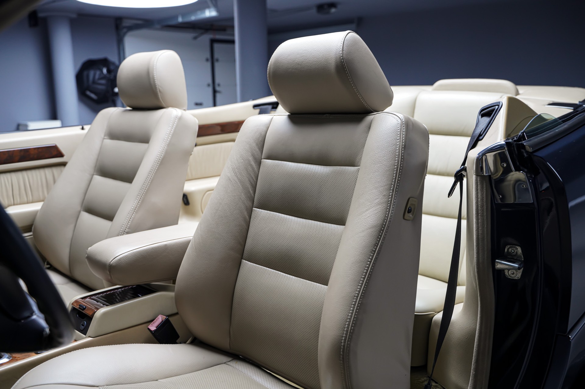 MERCEDES-BENZ 300 CE-24 Cabrio-image-17