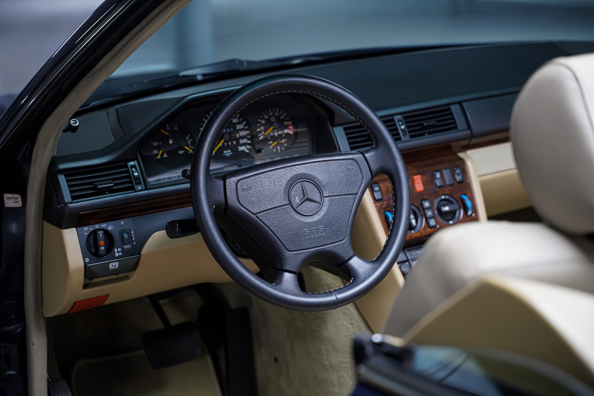 MERCEDES-BENZ 300 CE-24 Cabrio-image-14