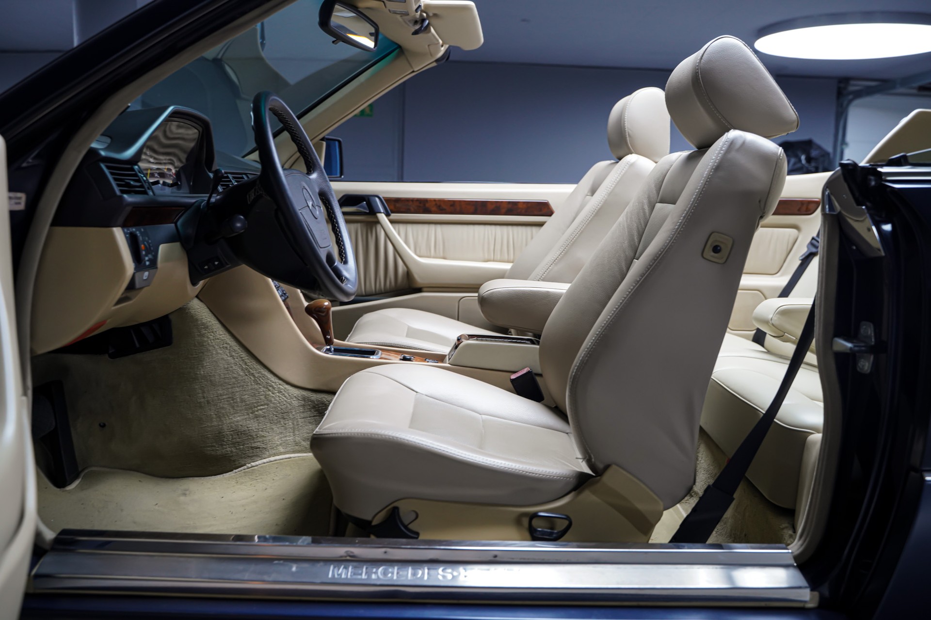 MERCEDES-BENZ 300 CE-24 Cabrio-image-16