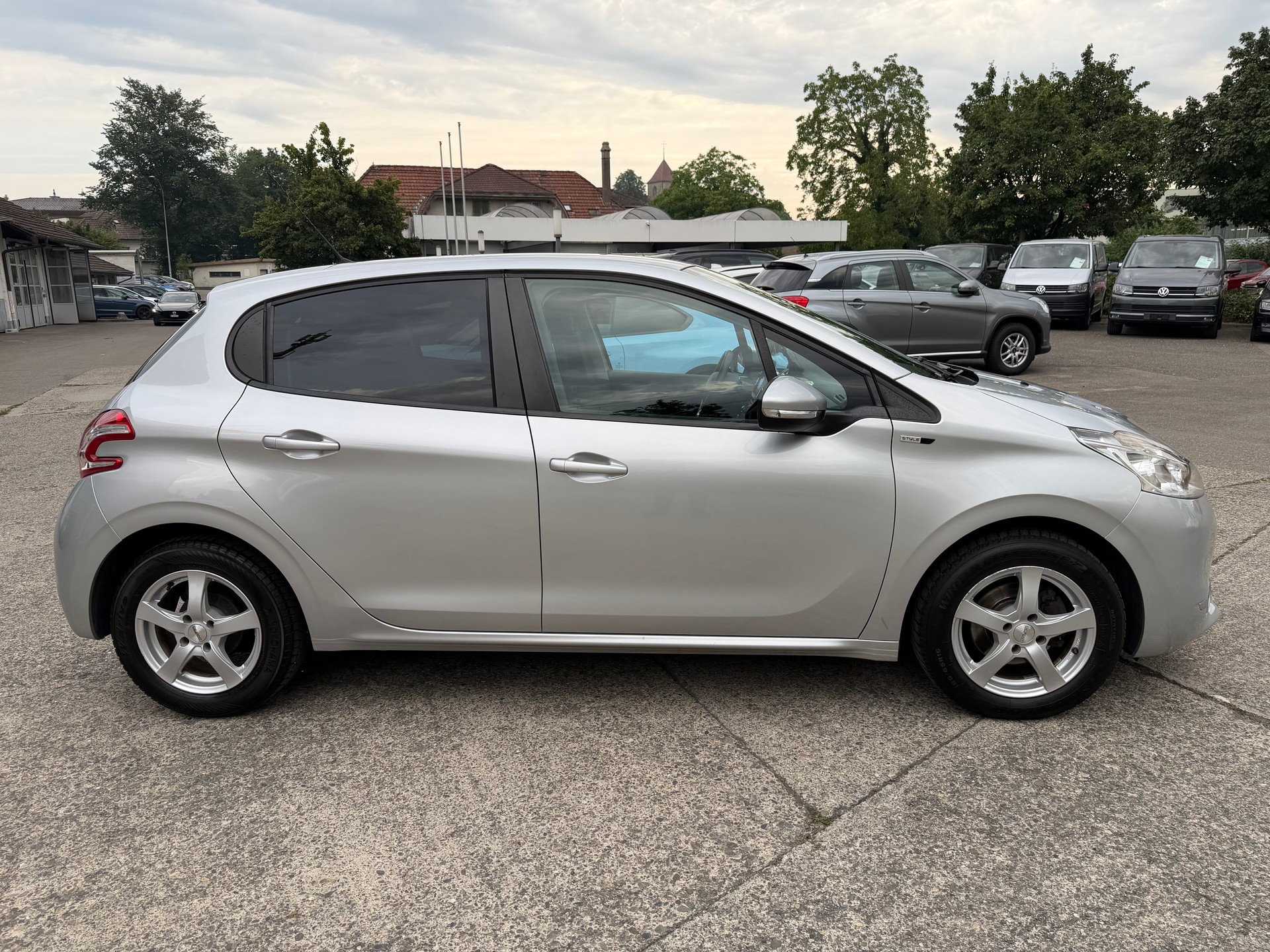 PEUGEOT 208 1.2 VTI Style-image-5