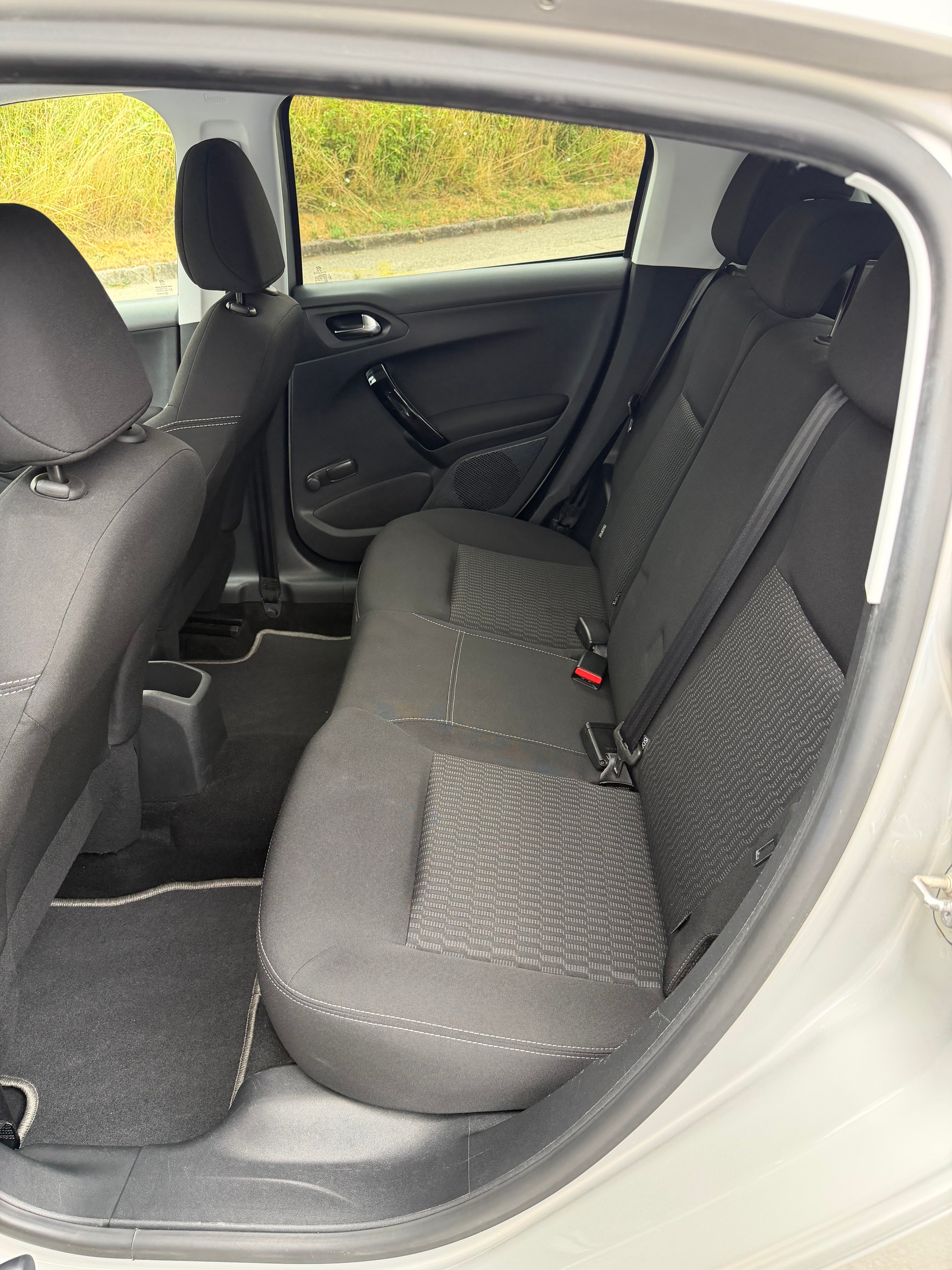 PEUGEOT 208 1.2 VTI Style-image-12