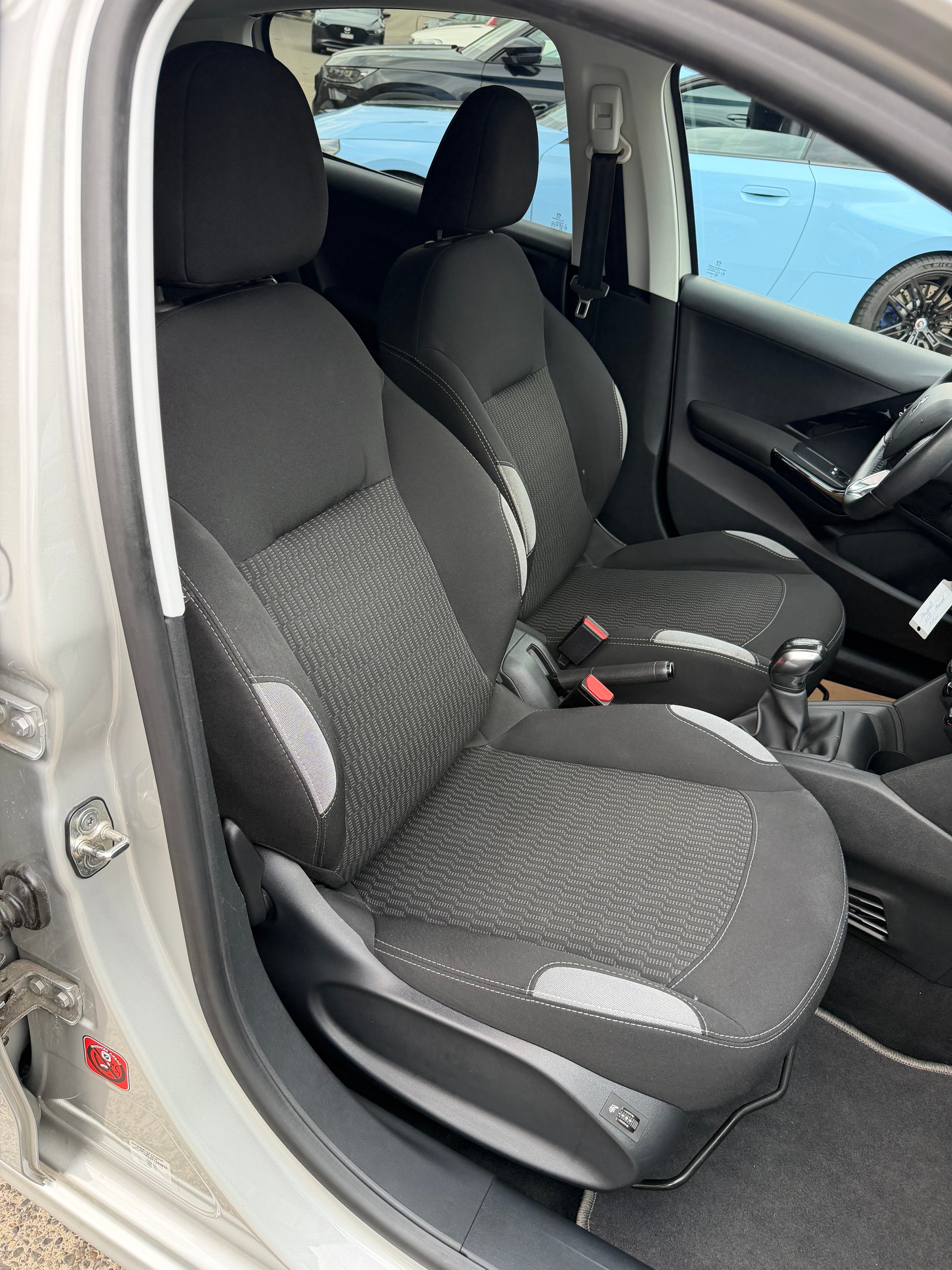 PEUGEOT 208 1.2 VTI Style-image-15