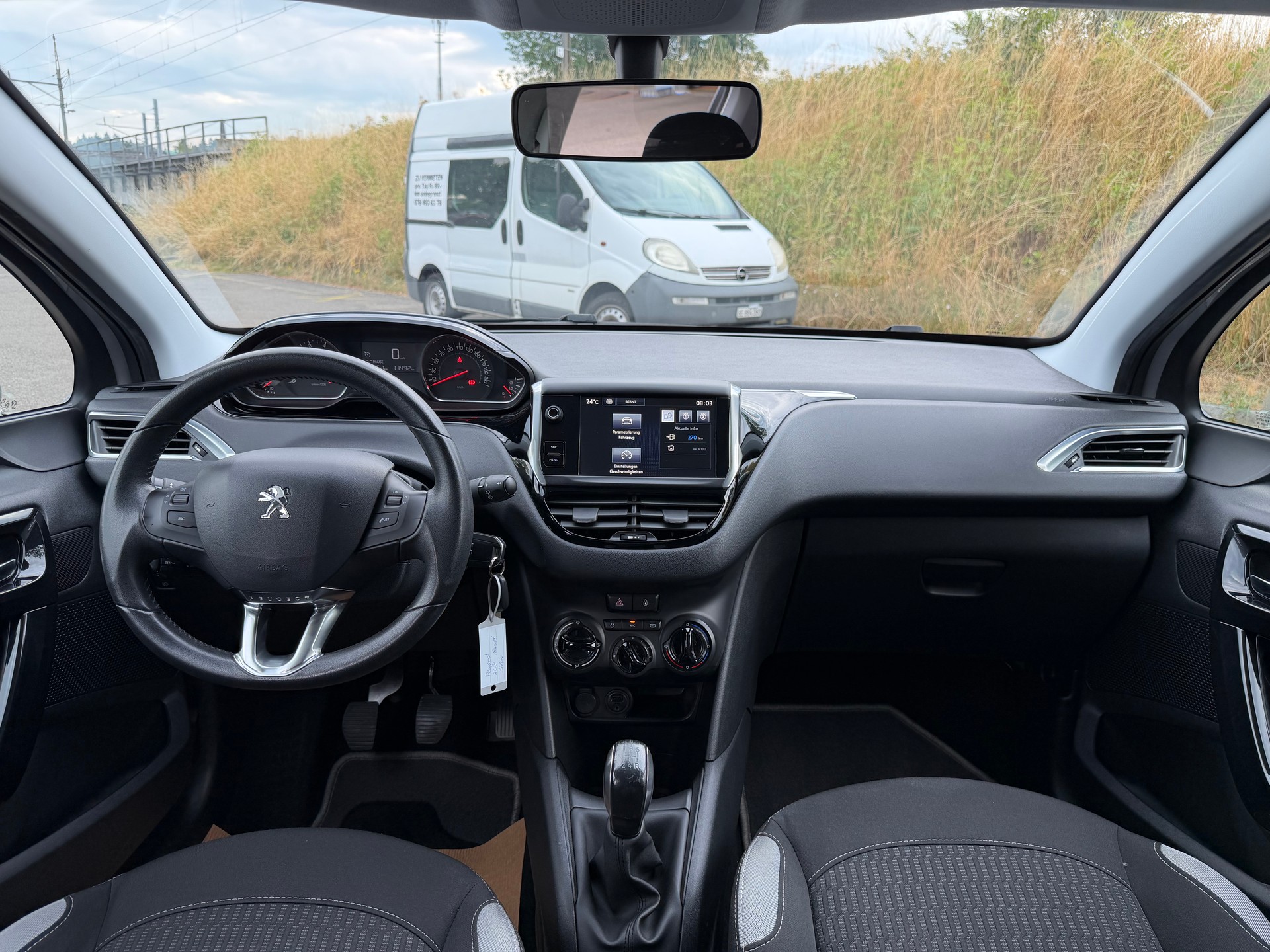 PEUGEOT 208 1.2 VTI Style-image-11